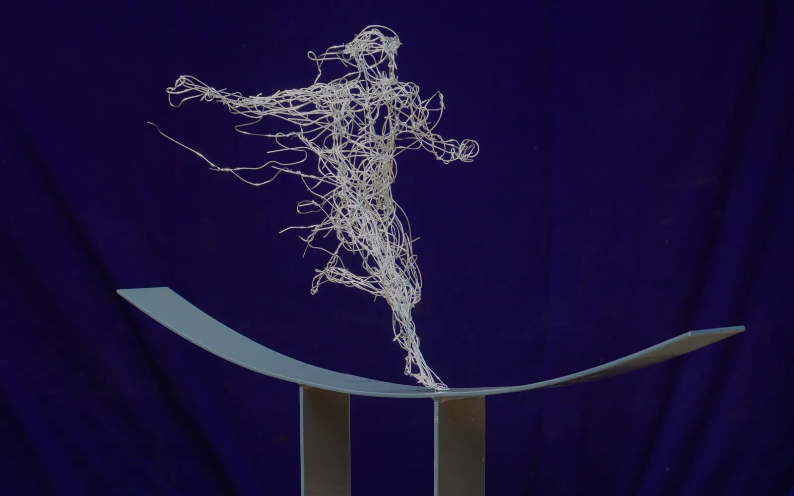 “Running Man”, Mensch auf Stahlkonstruktion, H 170 cm, Edelstahldraht, Edelstahl, lackiert.
