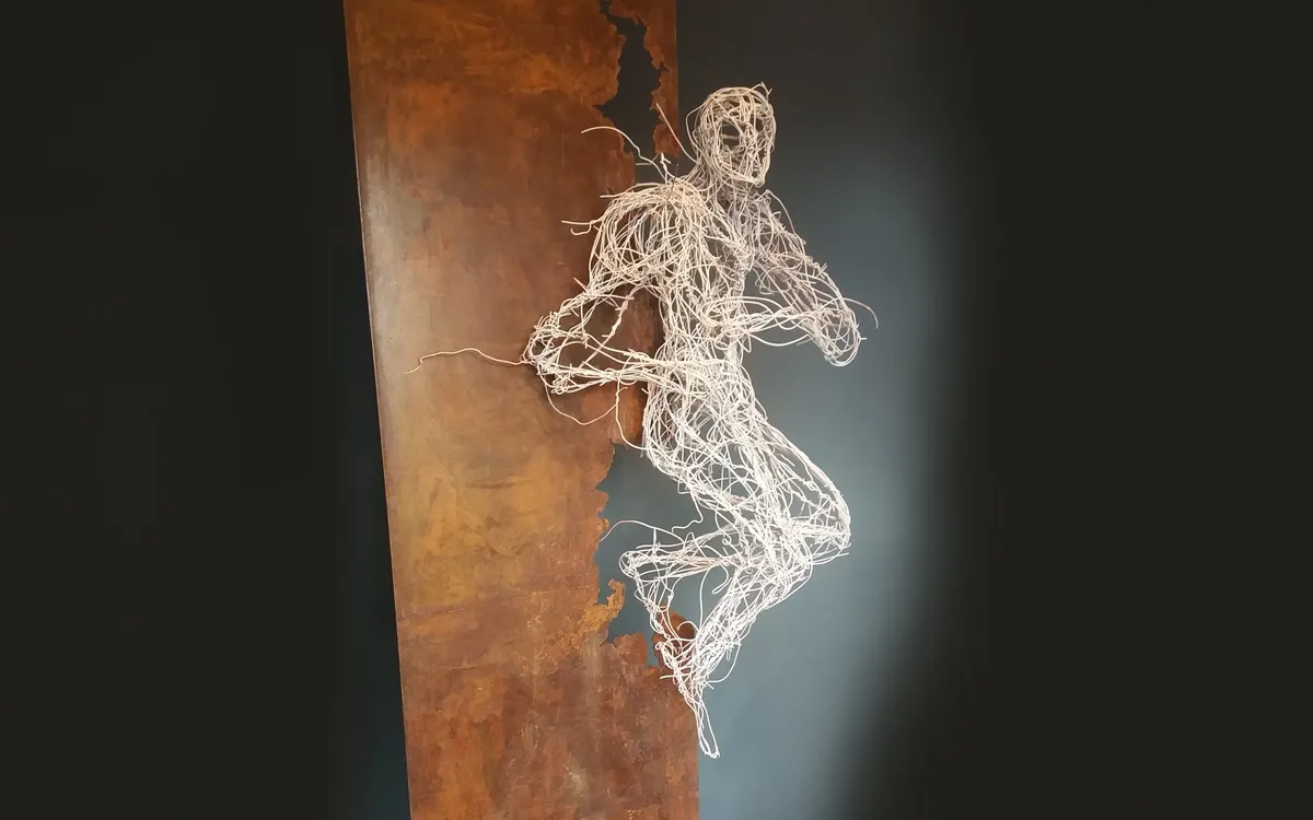 “Mesmerized”, Kupferdraht, lackiert, Stahl, H 200 B 65 T 40 cm, 2016