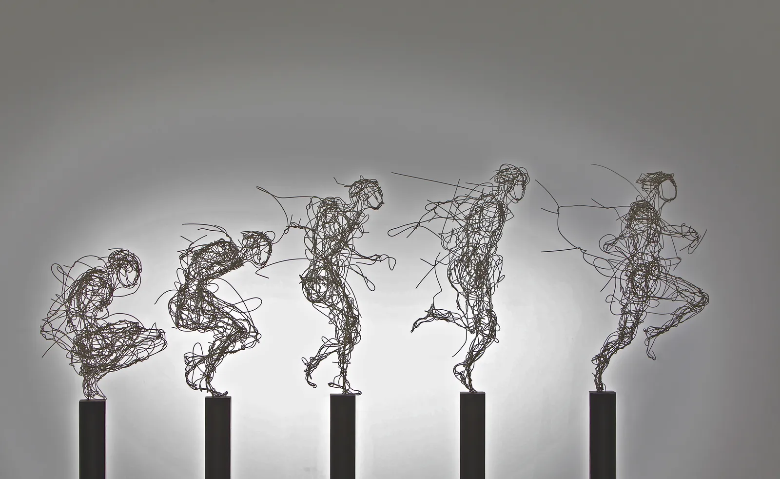 “Aufbruch”, Kupferdraht, vernickelt, H 150 B 30 T 160 cm, 2011