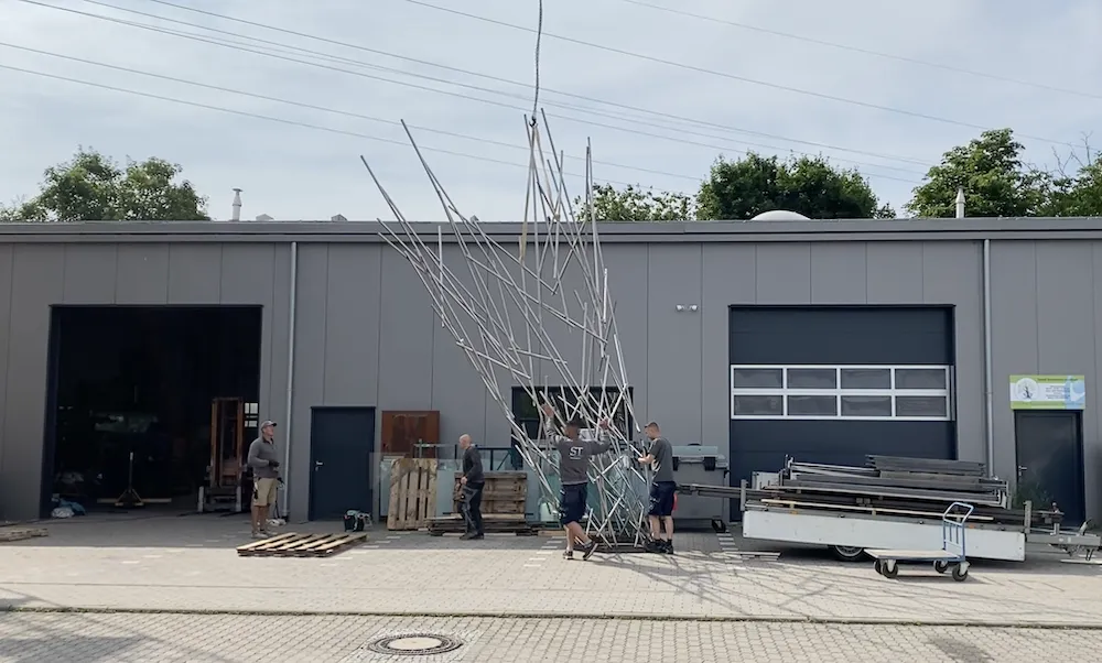 Probestellen von IMPACT vor dem Firmengelände von S&T Metallart in Wiesloch.