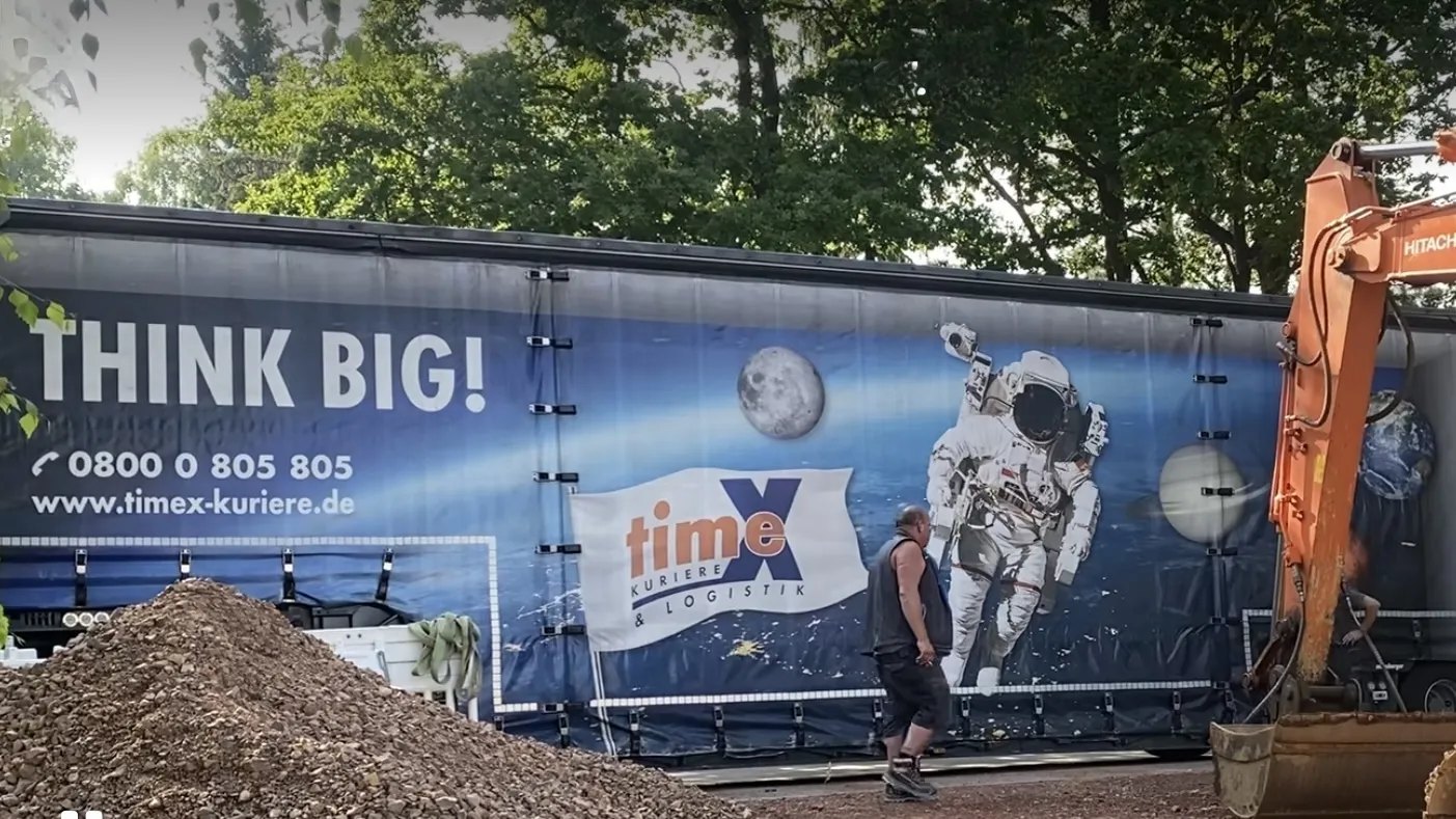 Der LKW mit IMPACT ist eingetroffen.