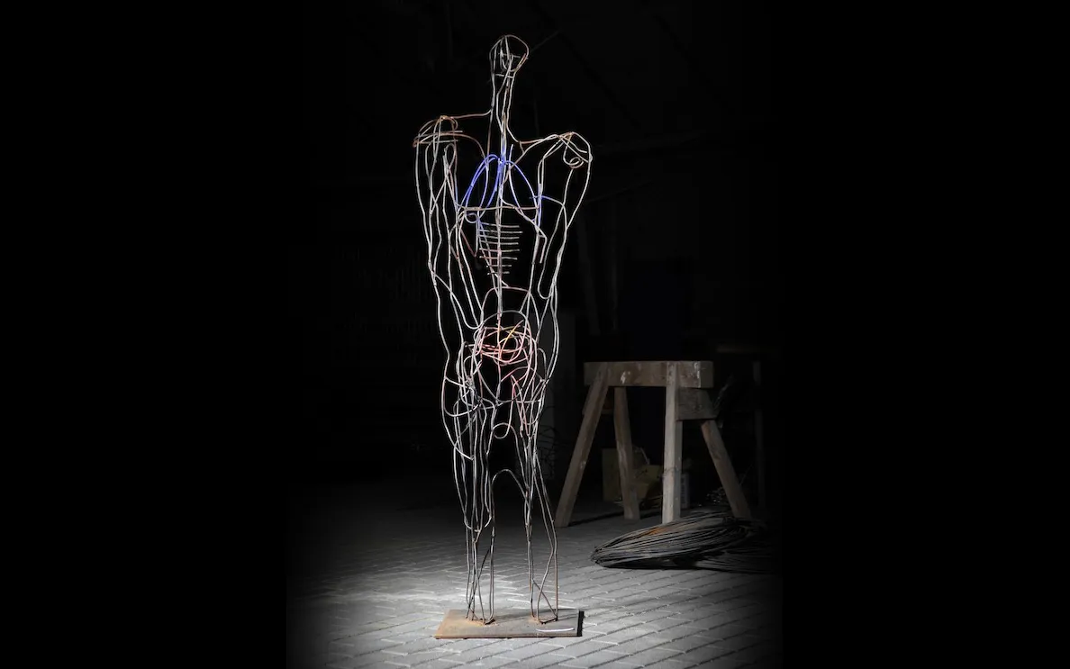 REANIMATOR – Drahtskulptur von Bildhauerin Stefanie Welk, Kunst für Wohnraum, Praxisräume und Büro