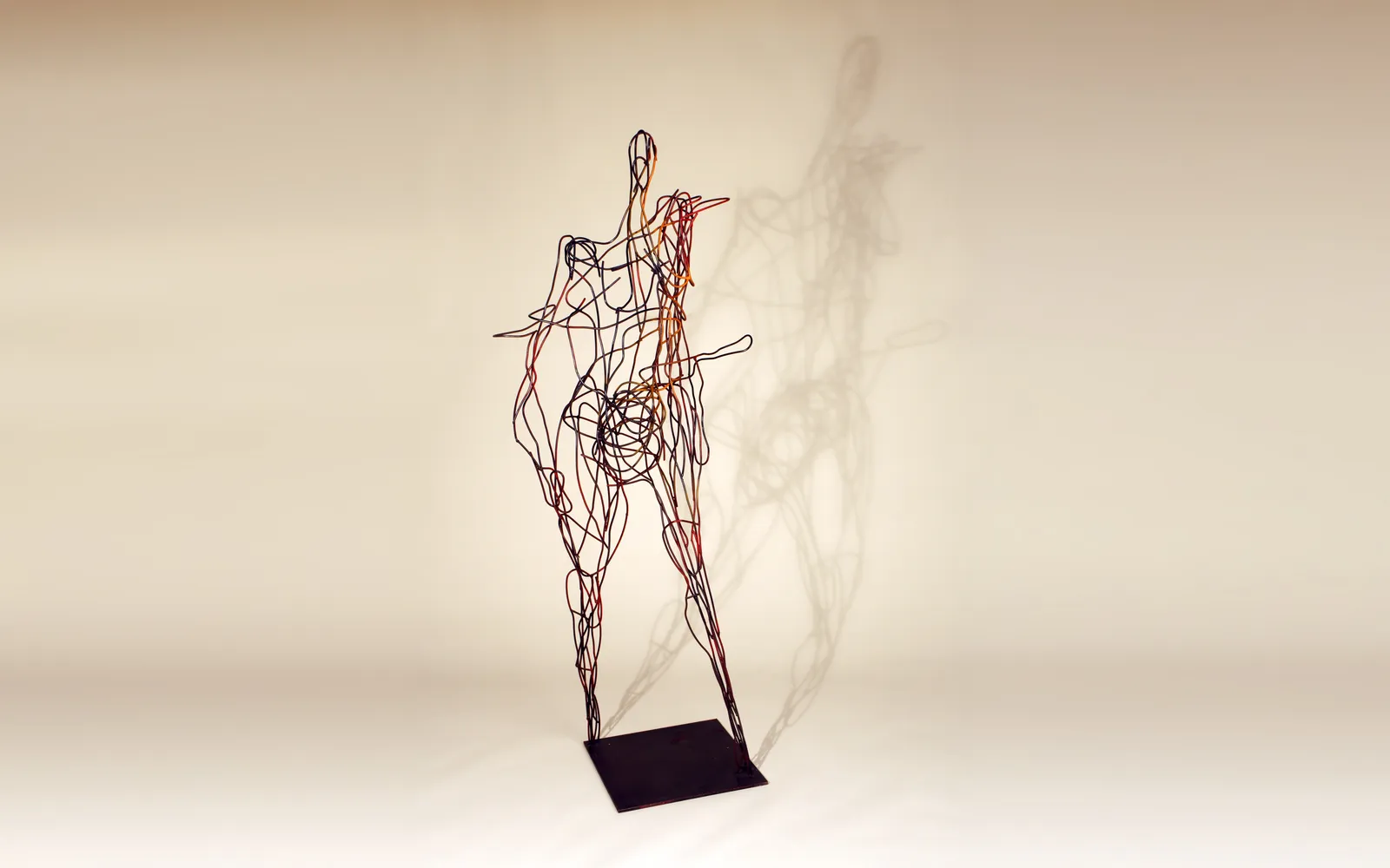 MIRANDA – Drahtskulptur von Bildhauerin Stefanie Welk, Kunst für Wohnraum, Praxisräume und Büro