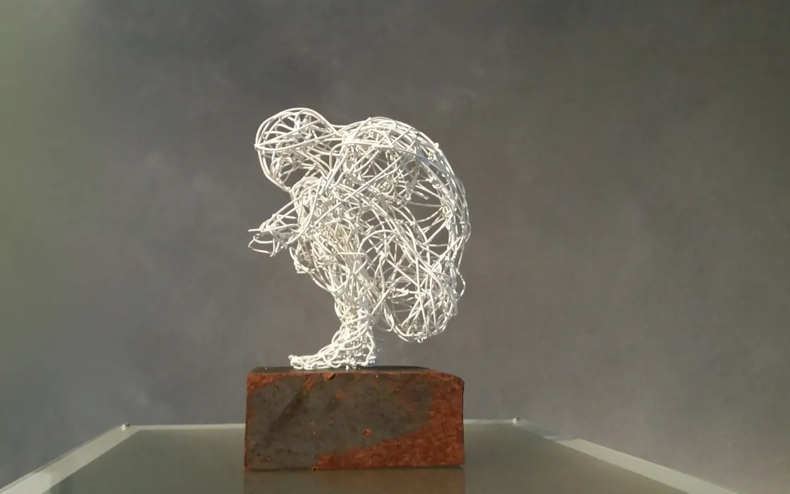 EINKEHR – Drahtskulptur von Bildhauerin Stefanie Welk, Kunst für Wohnraum, Praxisräume und Büro