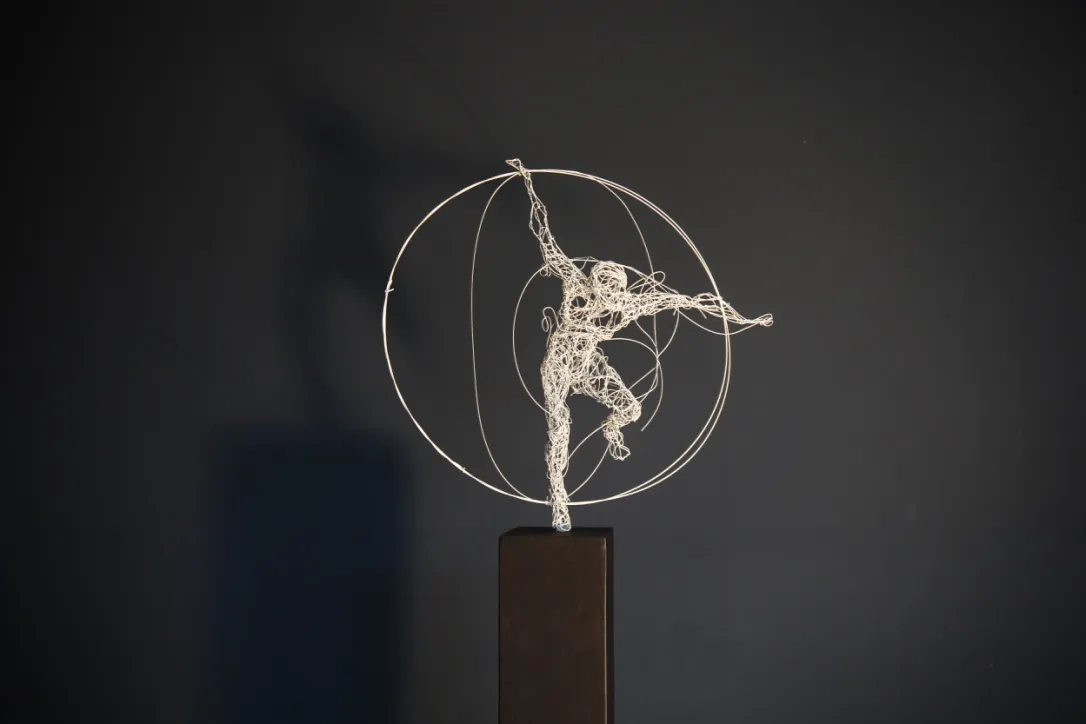 SPRINGER – Drahtskulptur von Bildhauerin Stefanie Welk, Kunst für Wohnraum, Praxisräume und Büro