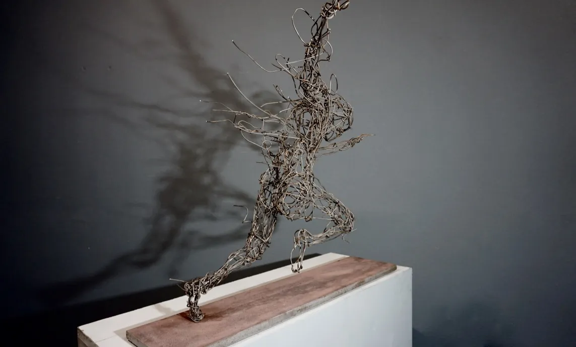 SPRINTER (Werkserie) – Skulptur von Bildhauerin Stefanie Welk, Kunst für Wohnraum, Praxisräume und Büro