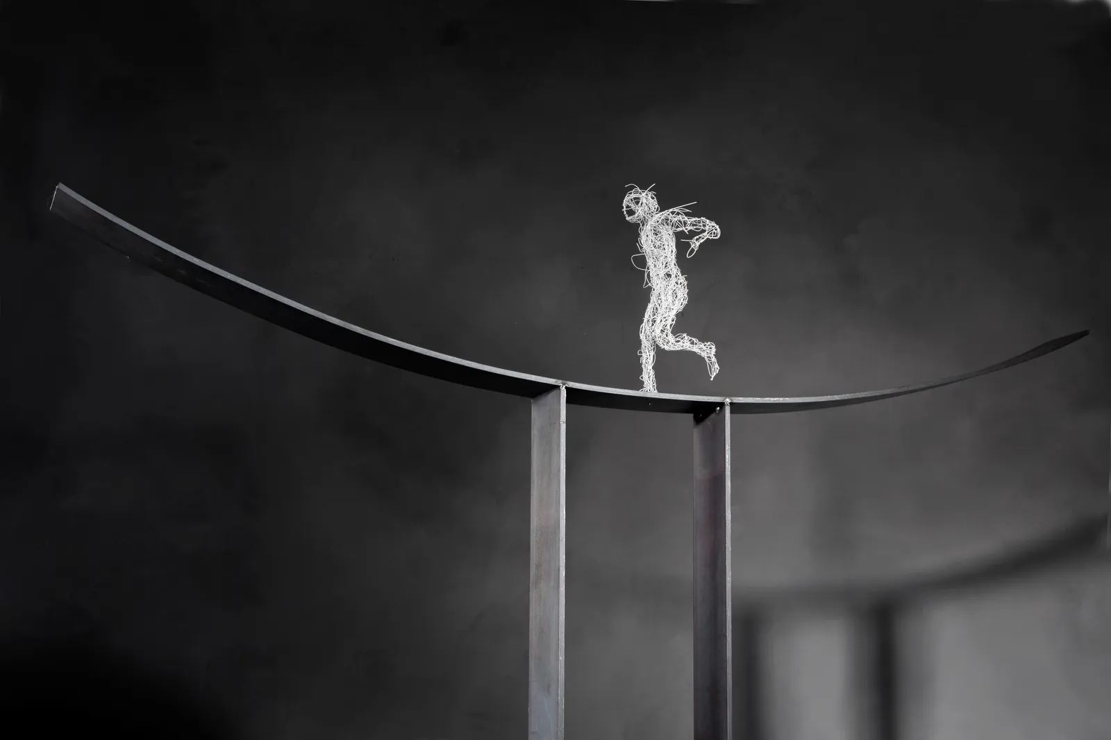 ALWAYS MOVING – Drahtskulptur von Bildhauerin Stefanie Welk, Kunst für Wohnraum, Praxisräume und Büro