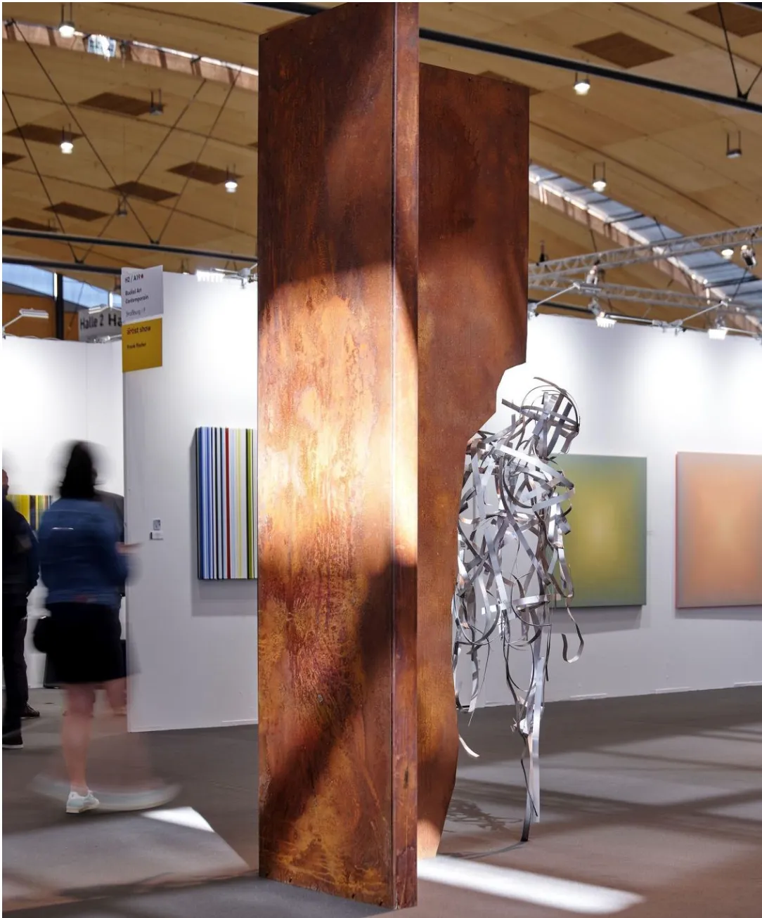 PASSENGER – Stahlskulptur aus Cortenstahl von Bildhauerin Stefanie Welk, Kunst für den Garten, Skulpturenplatz Galerie Petra Kern, Art Karlsruhe 2023