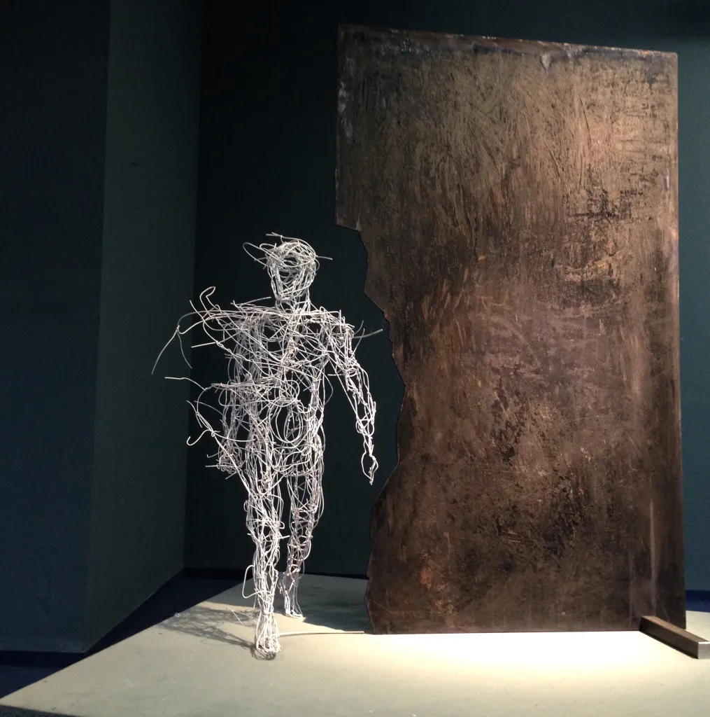 GRENZGÄNGER – Drahtskulptur von Bildhauerin Stefanie Welk, Kunst für Wohnraum, Praxisräume und Büro