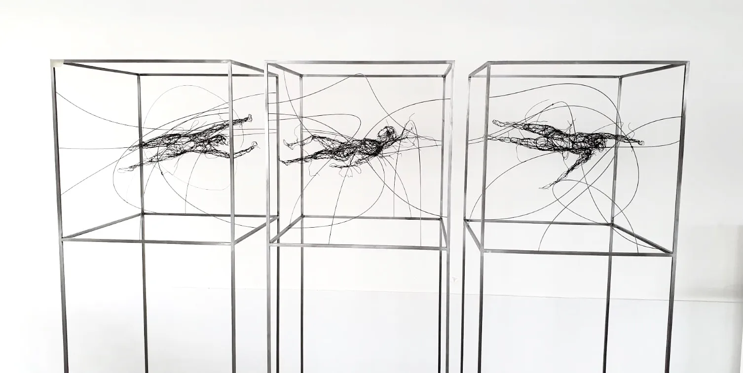 STRÖMUNG – Drahtskulptur von Bildhauerin Stefanie Welk, Kunst für Wohnraum, Praxisräume und Büro