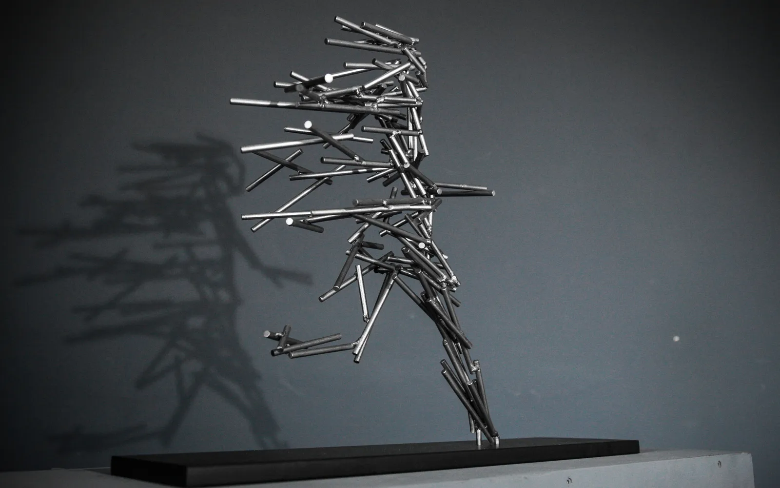 MATTER OF SPIRIT – Edelstahlskulptur von Bildhauerin Stefanie Welk, Kunst für Wohnraum, Praxisräume und Büro
