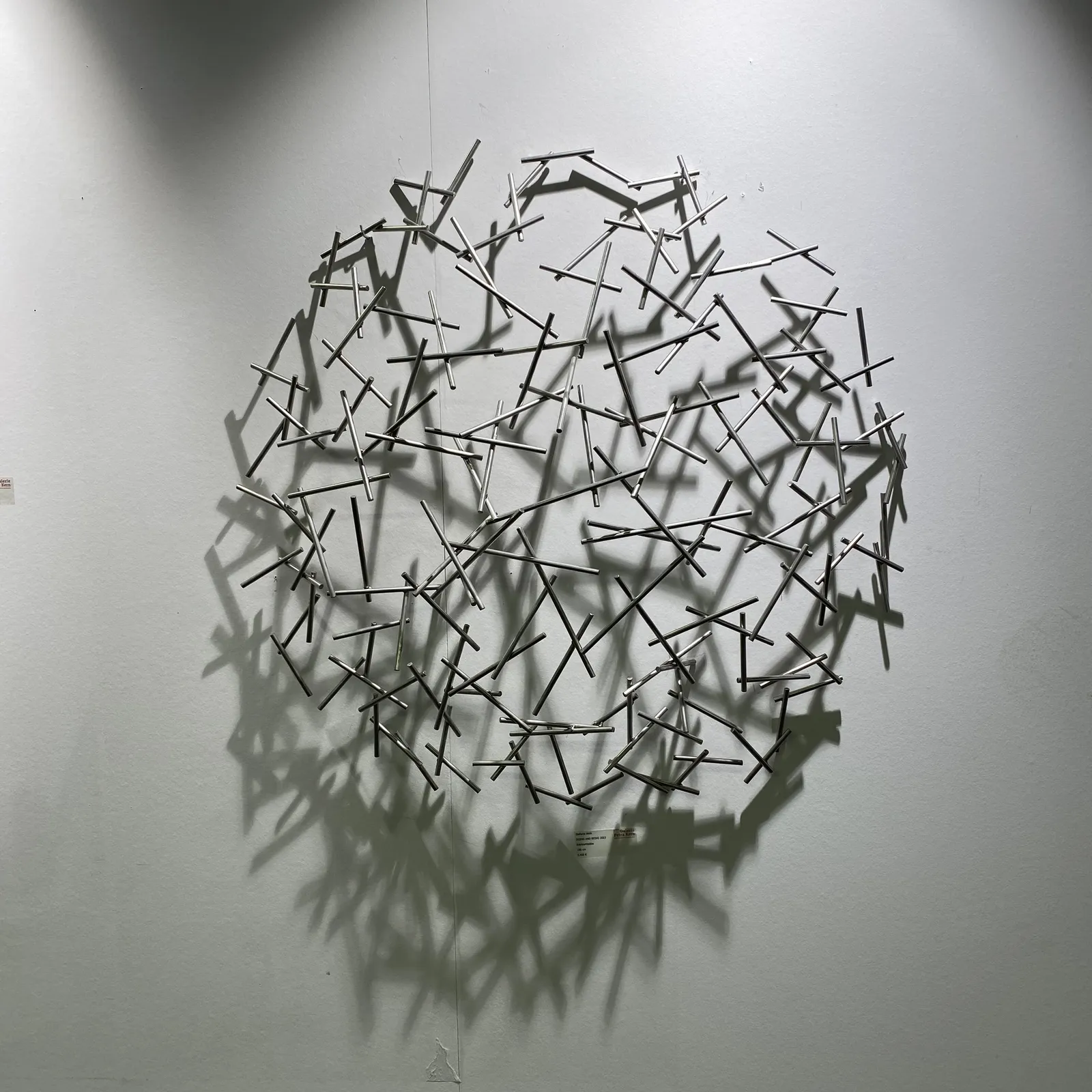DOING AND BEING – Edelstahlskulptur von Bildhauerin Stefanie Welk, Kunst für Wohnraum, Praxisräume und Büro
