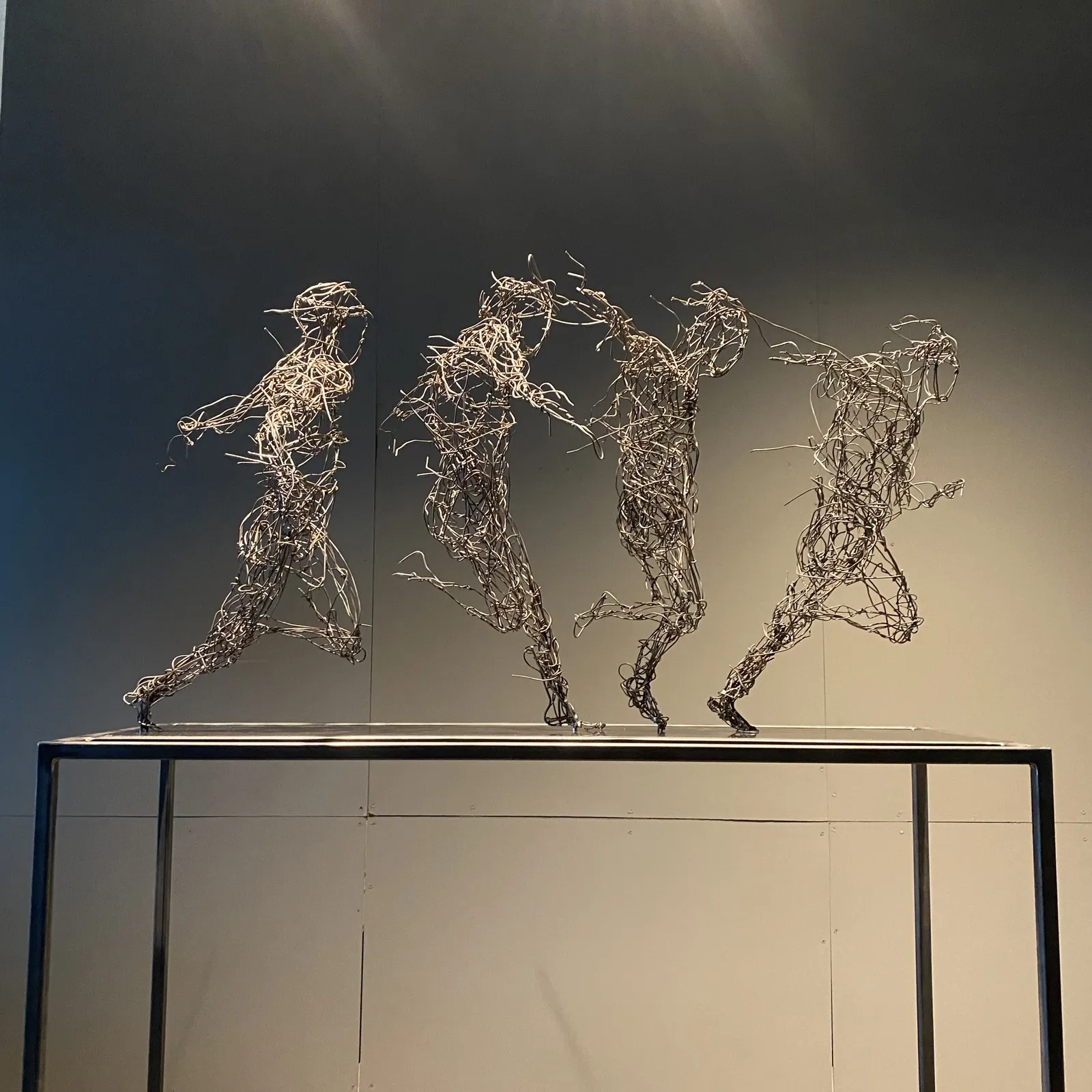THROUGH TIME AND SPACE – Drahtskulptur von Bildhauerin Stefanie Welk, Kunst für Wohnraum, Praxisräume und Büro