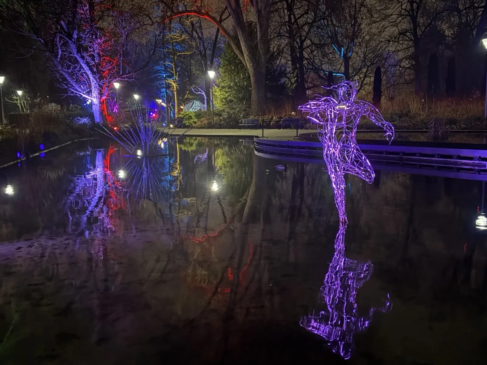 WASSERLÄUFER – Drahtskulptur von Bildhauerin Stefanie Welk, Kunst im öffentlichen Raum, Luisenpark Mannheim