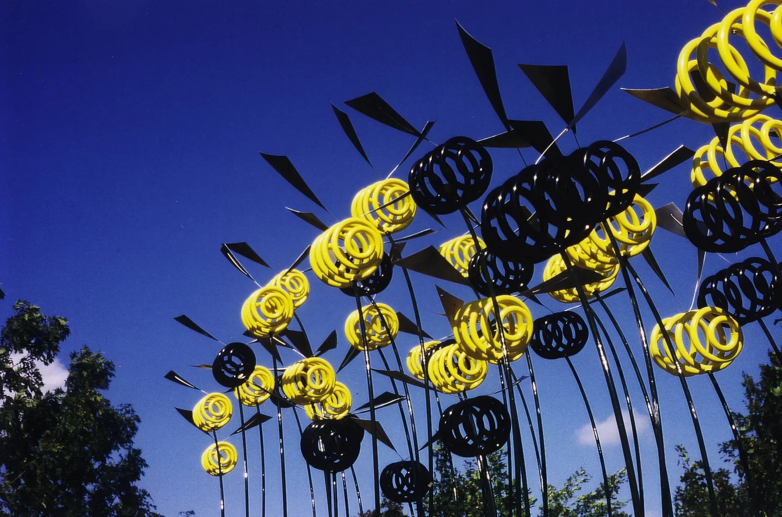 HUMMELFLUG – Edelstahlskulptur von Bildhauerin Stefanie Welk, Kunst für Unternehmen, Unternehmensgruppe Brand, Anröchte