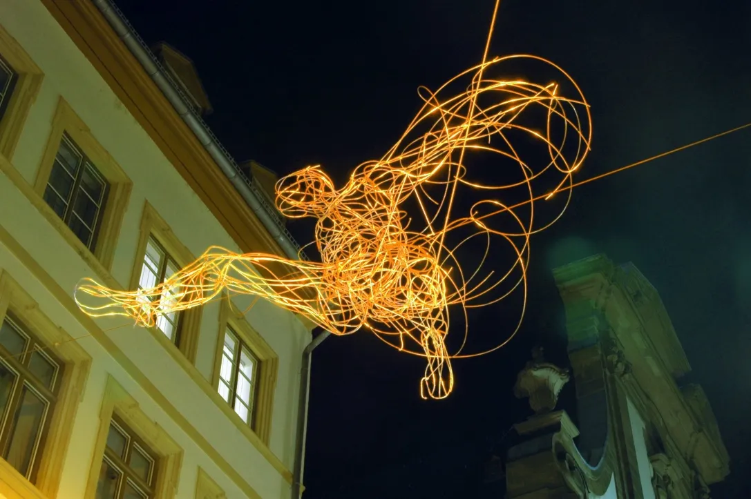 LUNA_PLEXUS – Drahtskulptur von Bildhauerin Stefanie Welk, Kunst im öffentlichen Raum, Altstadt Mainz („Nacht der Sinne“)