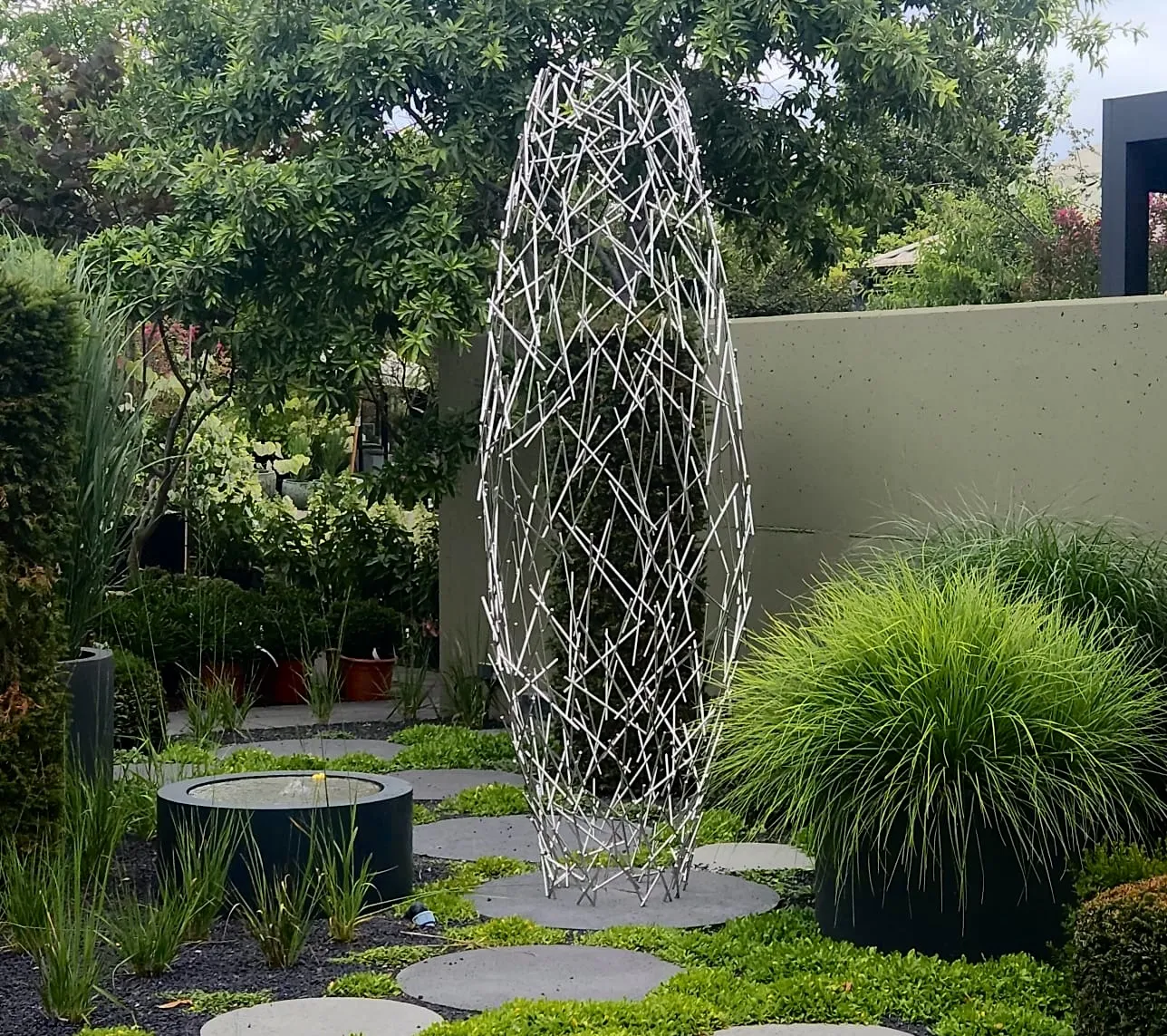 VESSEL – Edelstahlskulptur von Bildhauerin Stefanie Welk, Kunst für den Garten