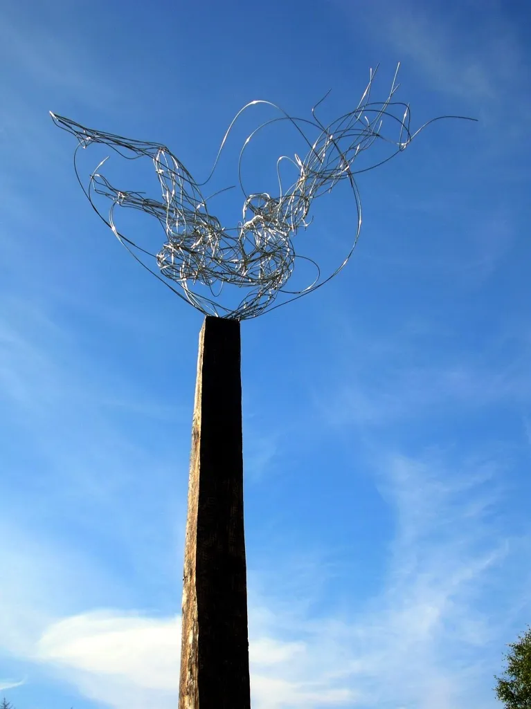 IM FREIEN FALL – Drahtskulptur von Bildhauerin Stefanie Welk, Kunst im öffentlichen Raum, Tromm im Odenwald