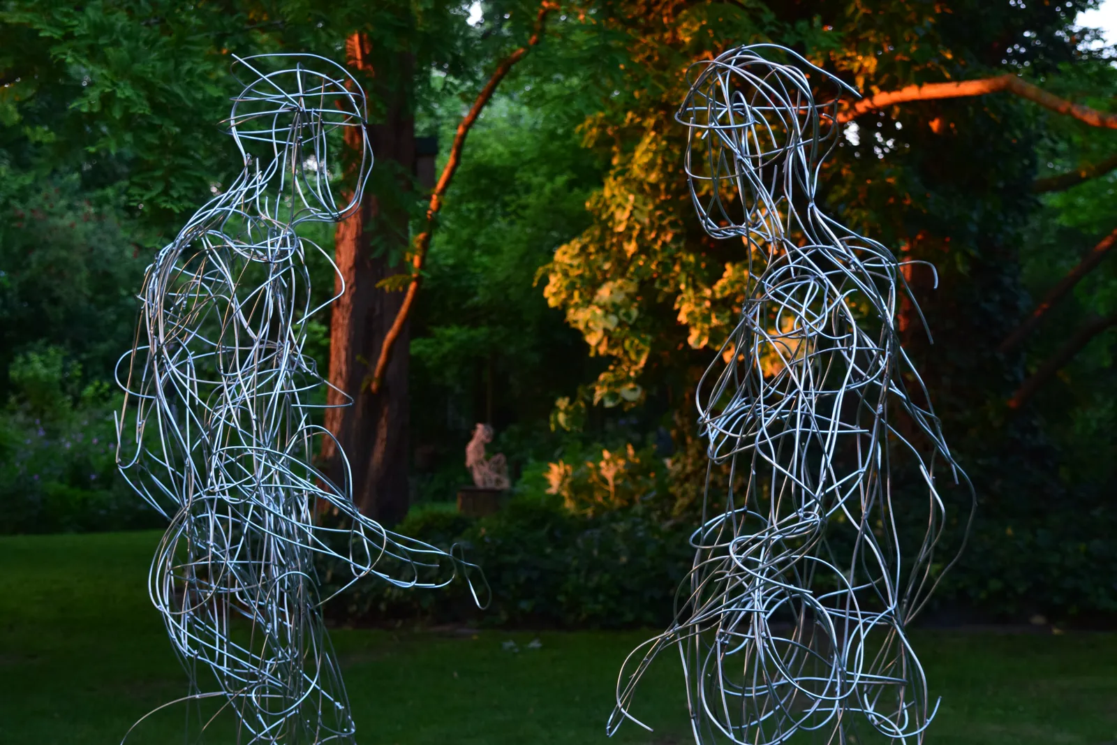 ELECTRIC LOVE – Drahtskulptur von Bildhauerin Stefanie Welk, Kunst für den Garten