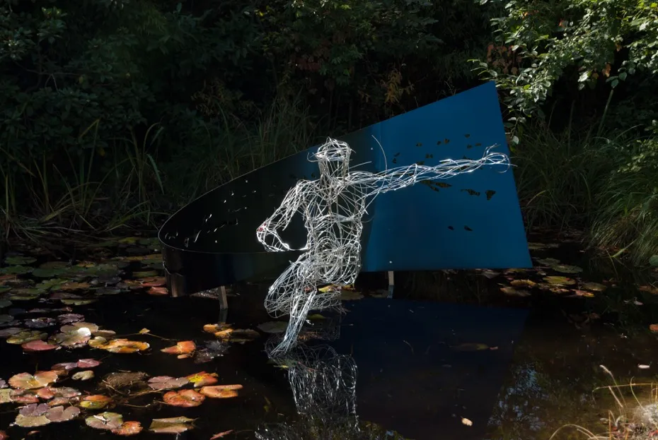 BLUEVOLUTION – Drahtskulptur von Bildhauerin Stefanie Welk, Kunst für den Garten