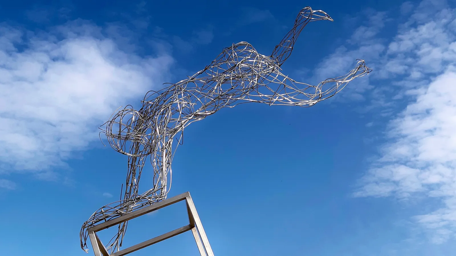 IM ORBIT – Edelstahlskulptur von Bildhauerin Stefanie Welk, Kunst für den Garten