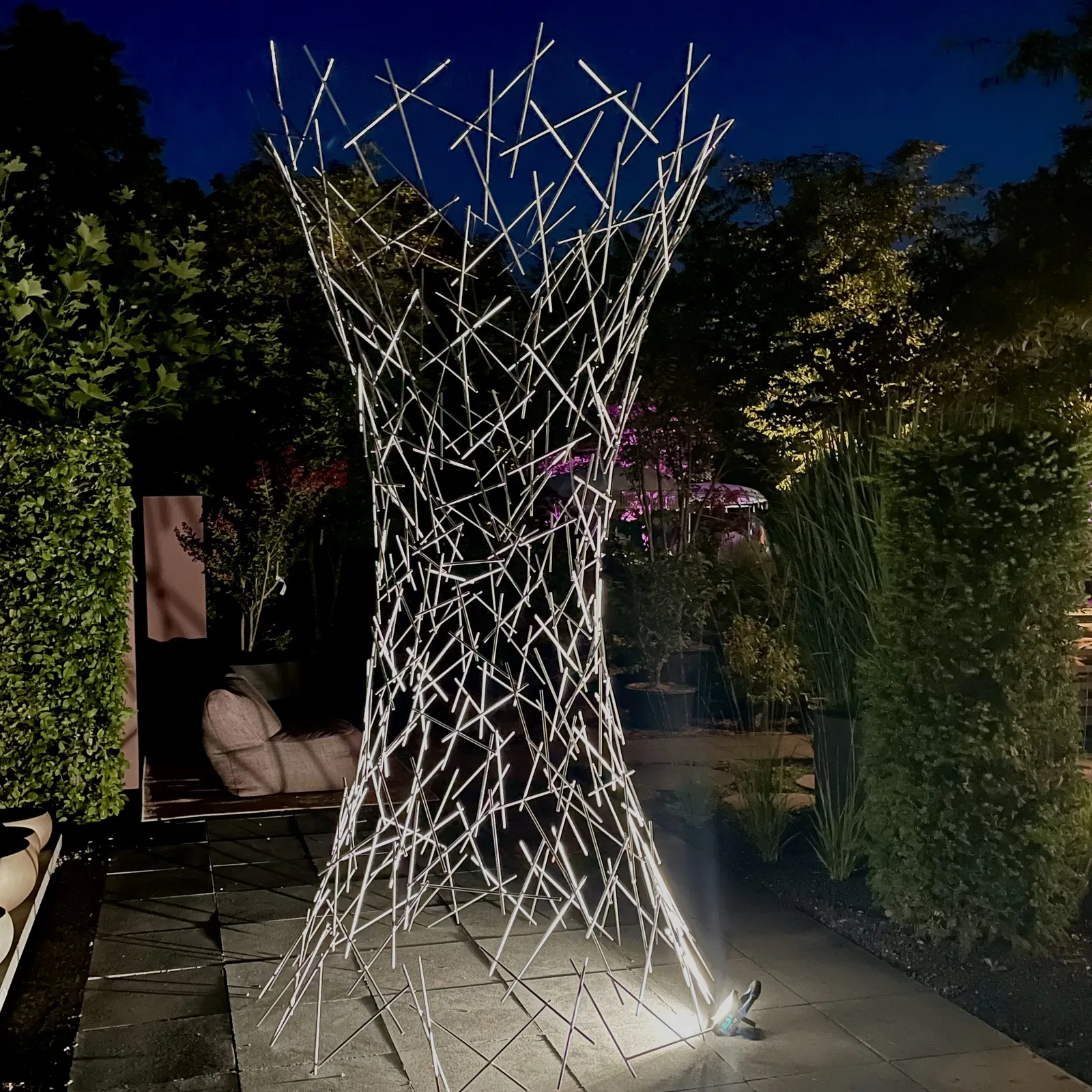 VORTEX – Edelstahlskulptur von Bildhauerin Stefanie Welk, Kunst für den Garten