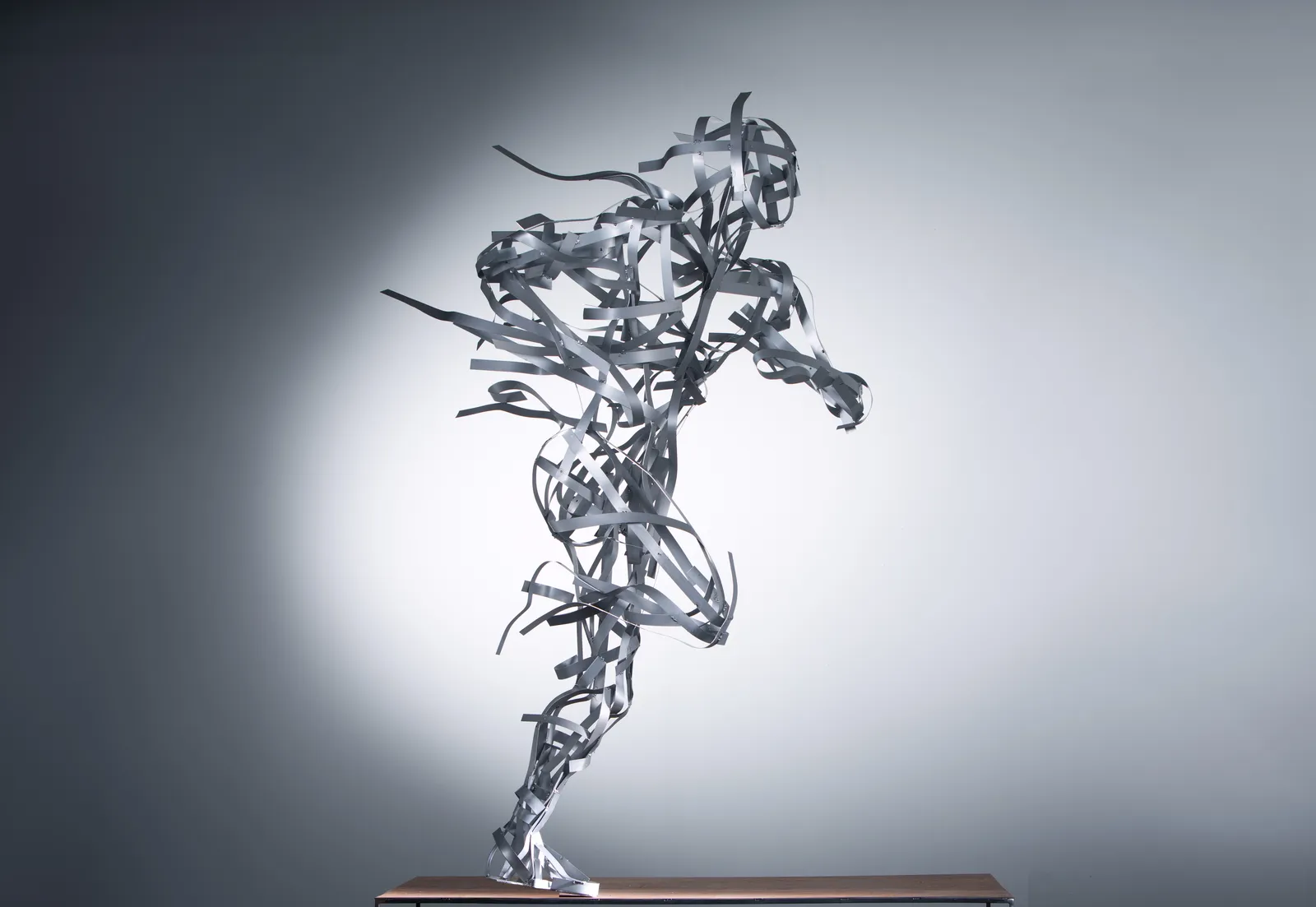 AIMING FOR – Edelstahlskulptur von Bildhauerin Stefanie Welk