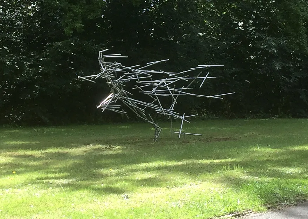 CHRONOS – Edelstahlskulptur von Bildhauerin Stefanie Welk, Kunst im öffentlichen Raum, Skulpturenpark Bad Salzhausen