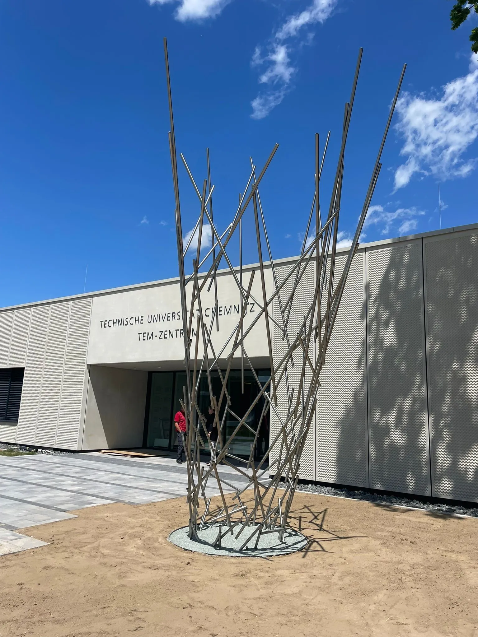 IMPACT – Edelstahlskulptur von Bildhauerin Stefanie Welk, Kunst am Bau, Transmissionselektronenmikroskopisches Zentrum, TU Chemnitz