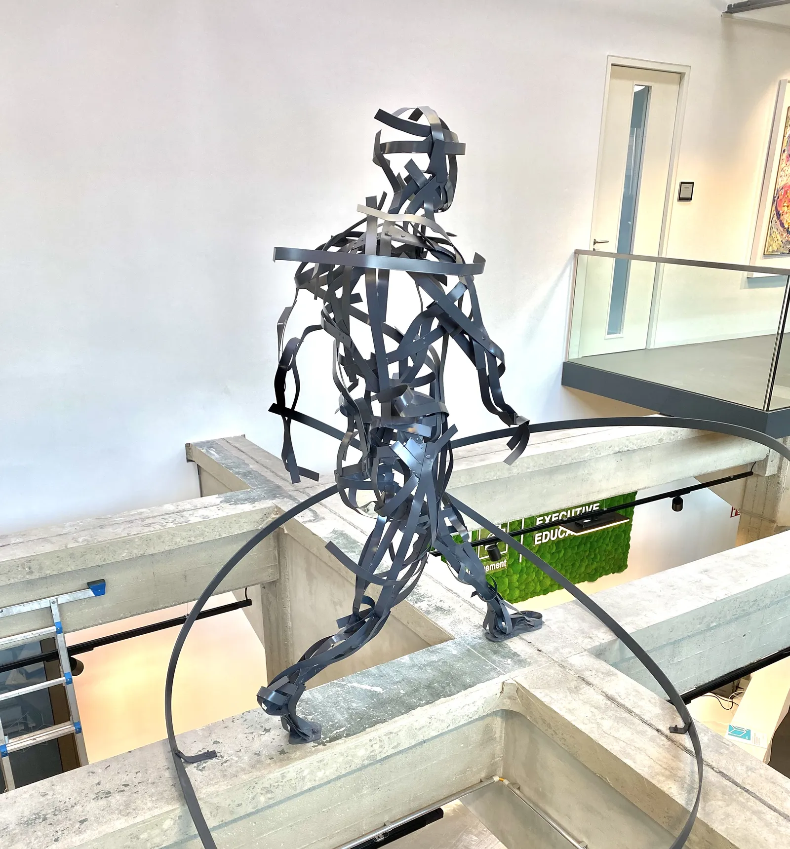 MOMENTUM – Stahlskulptur von Bildhauerin Stefanie Welk, Kunst am Bau, WHU Otto Beisheim School of Management, Düsseldorf
