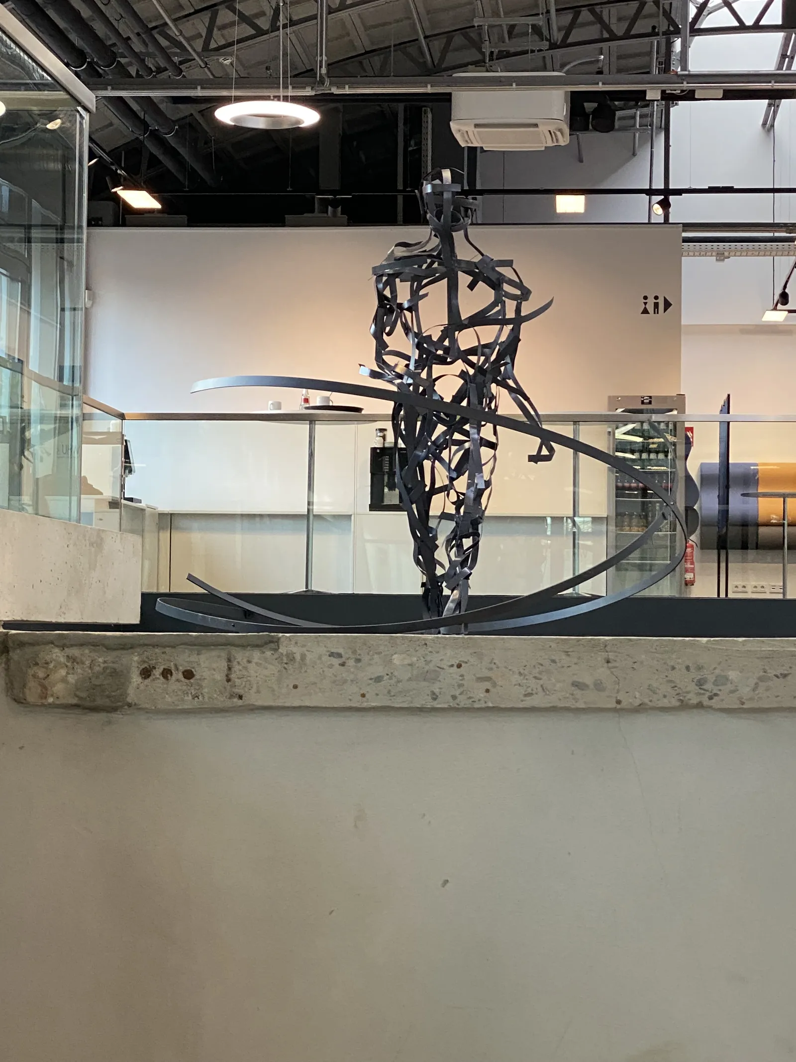 MOMENTUM – Stahlskulptur von Bildhauerin Stefanie Welk, Kunst am Bau, WHU Otto Beisheim School of Management, Düsseldorf