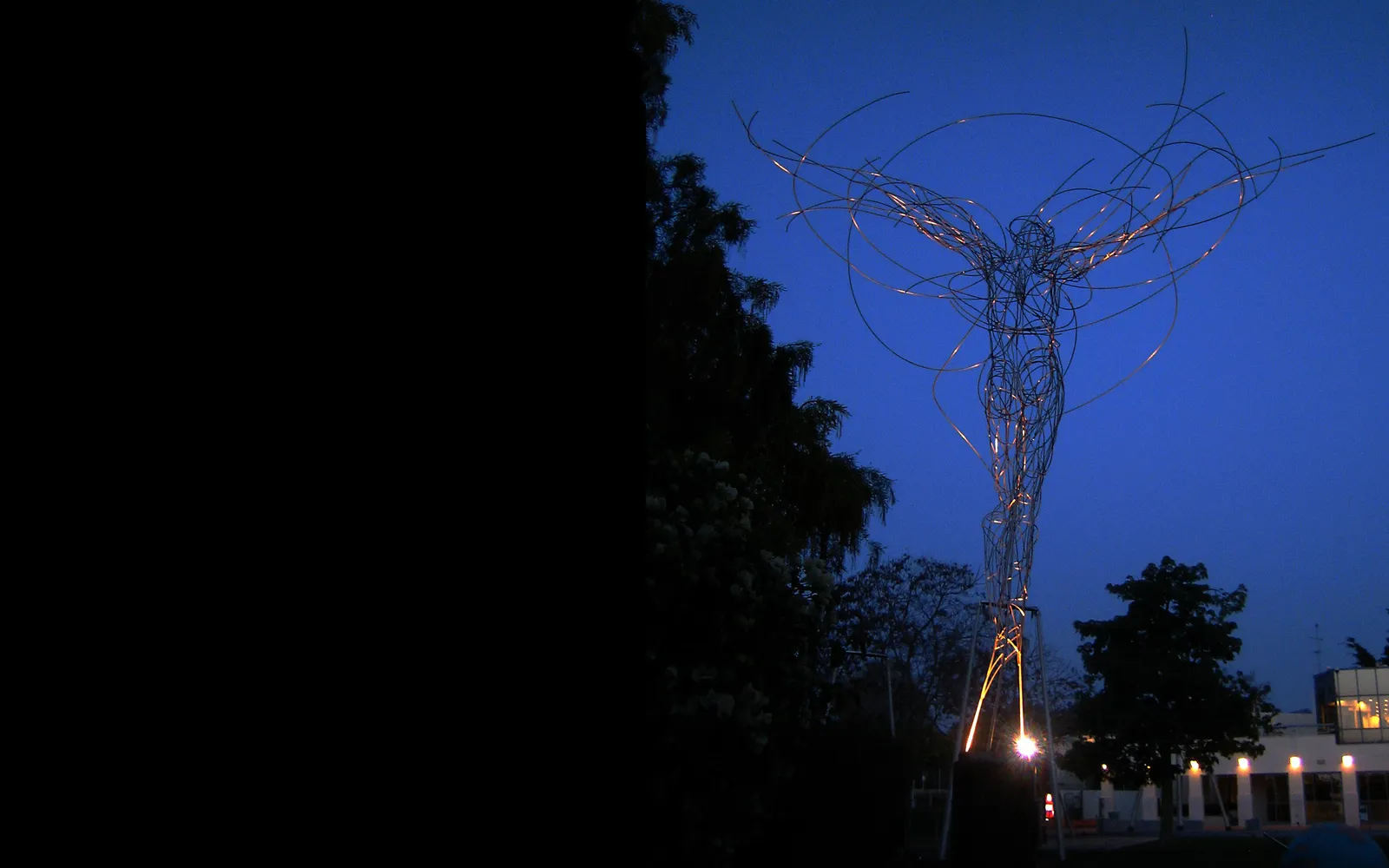 RAUM-TANZ – Drahtskulptur von Bildhauerin Stefanie Welk, Kunst im öffentlichen Raum, Clore Garden of Science, Weizmann-Institut, Rehovot (Israel)