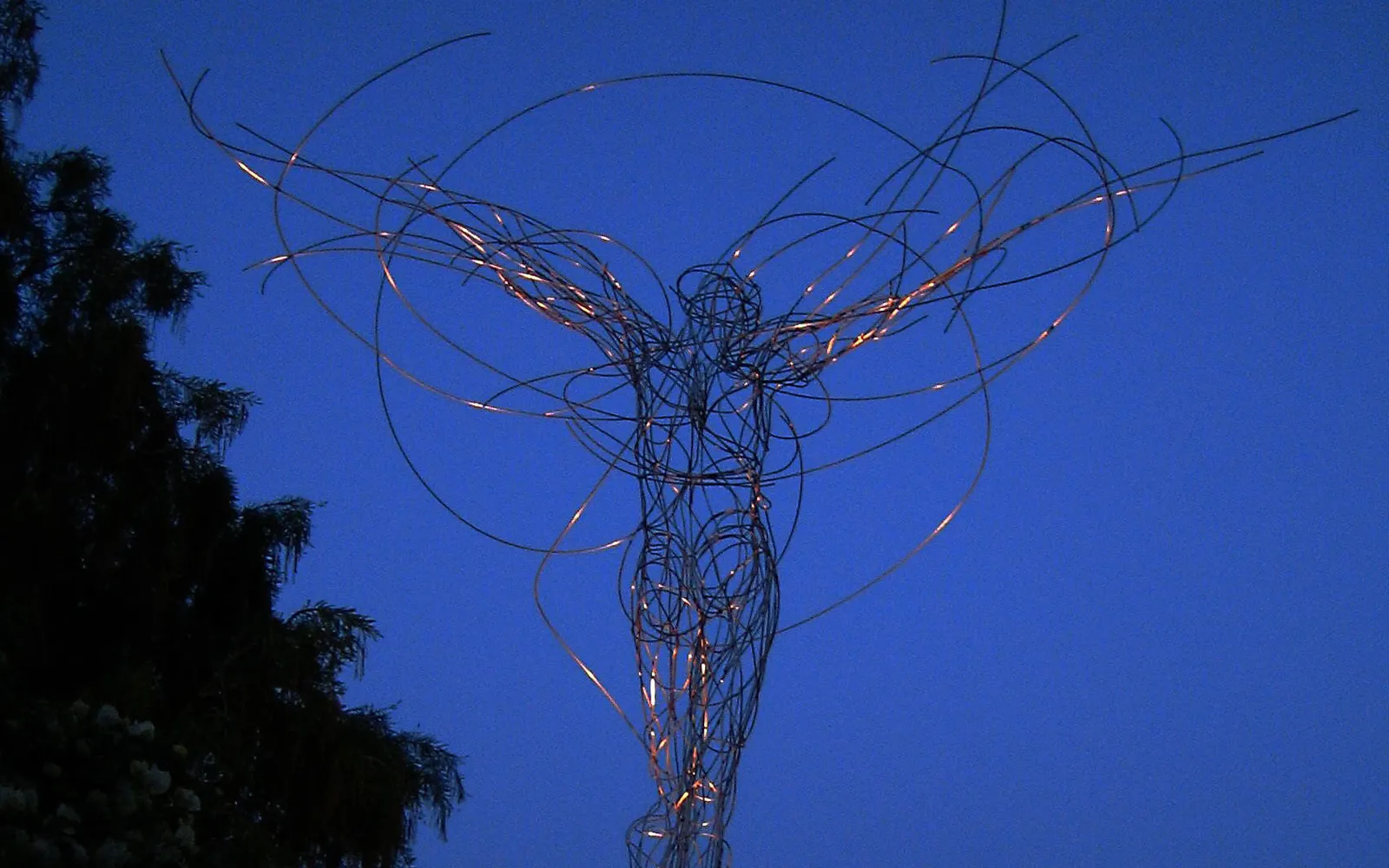 RAUM-TANZ – Drahtskulptur von Bildhauerin Stefanie Welk, Kunst im öffentlichen Raum, Clore Garden of Science, Weizmann-Institut, Rehovot (Israel)