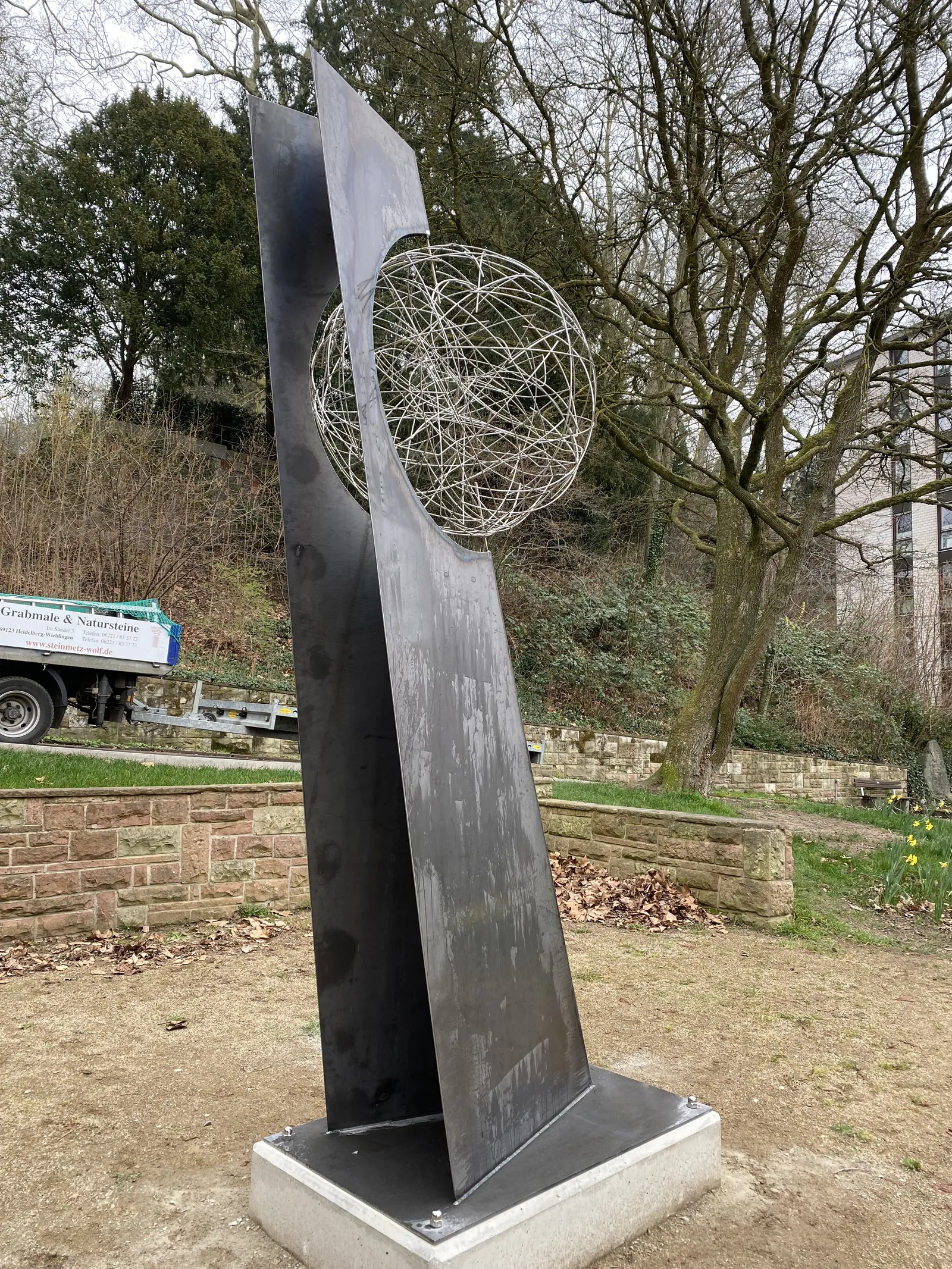 SPHERA – Drahtskulptur von Bildhauerin Stefanie Welk, Kunst im öffentlichen Raum, Stadt Weinheim