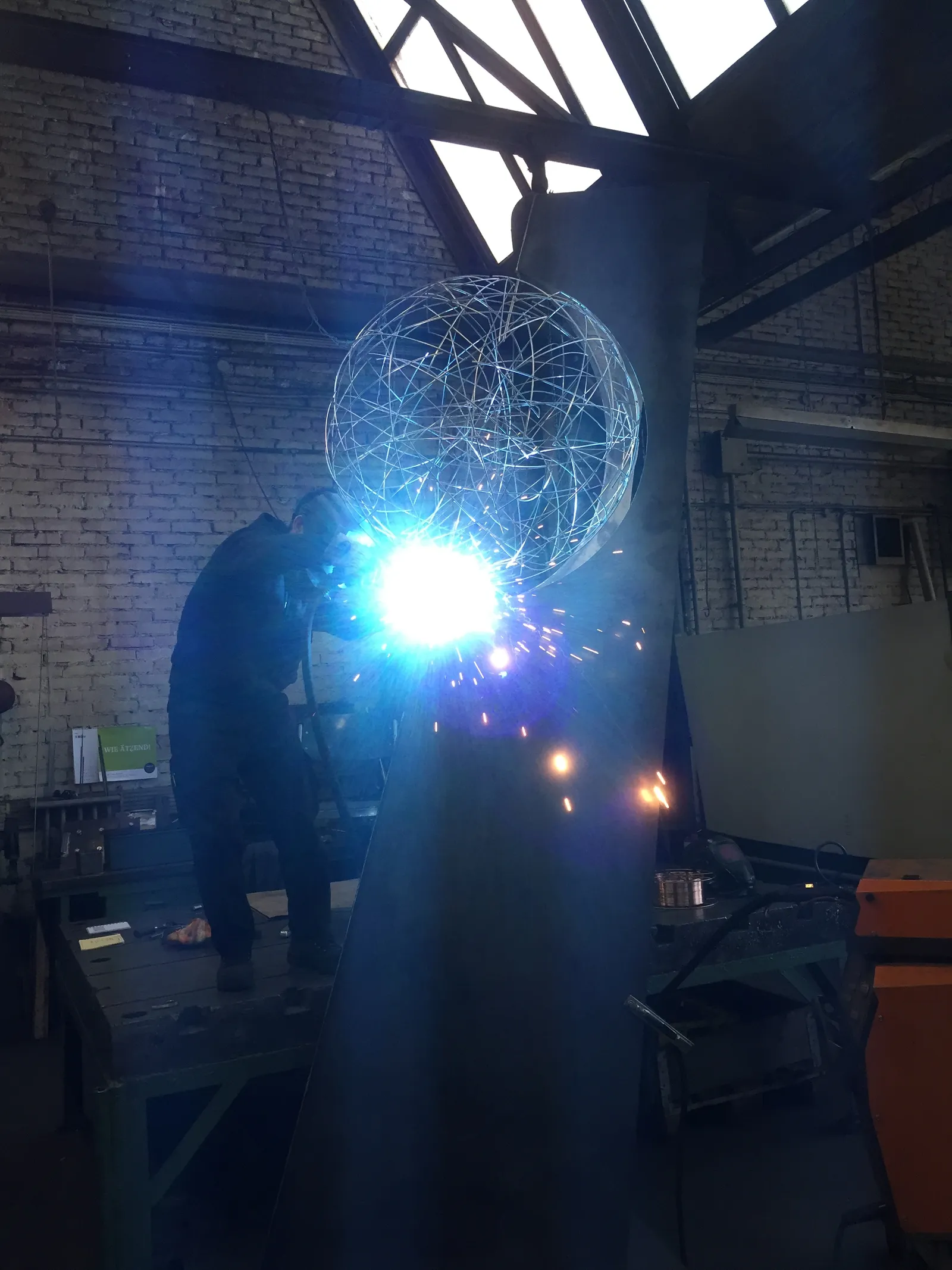 SPHERA – Drahtskulptur von Bildhauerin Stefanie Welk, Kunst im öffentlichen Raum, Stadt Weinheim