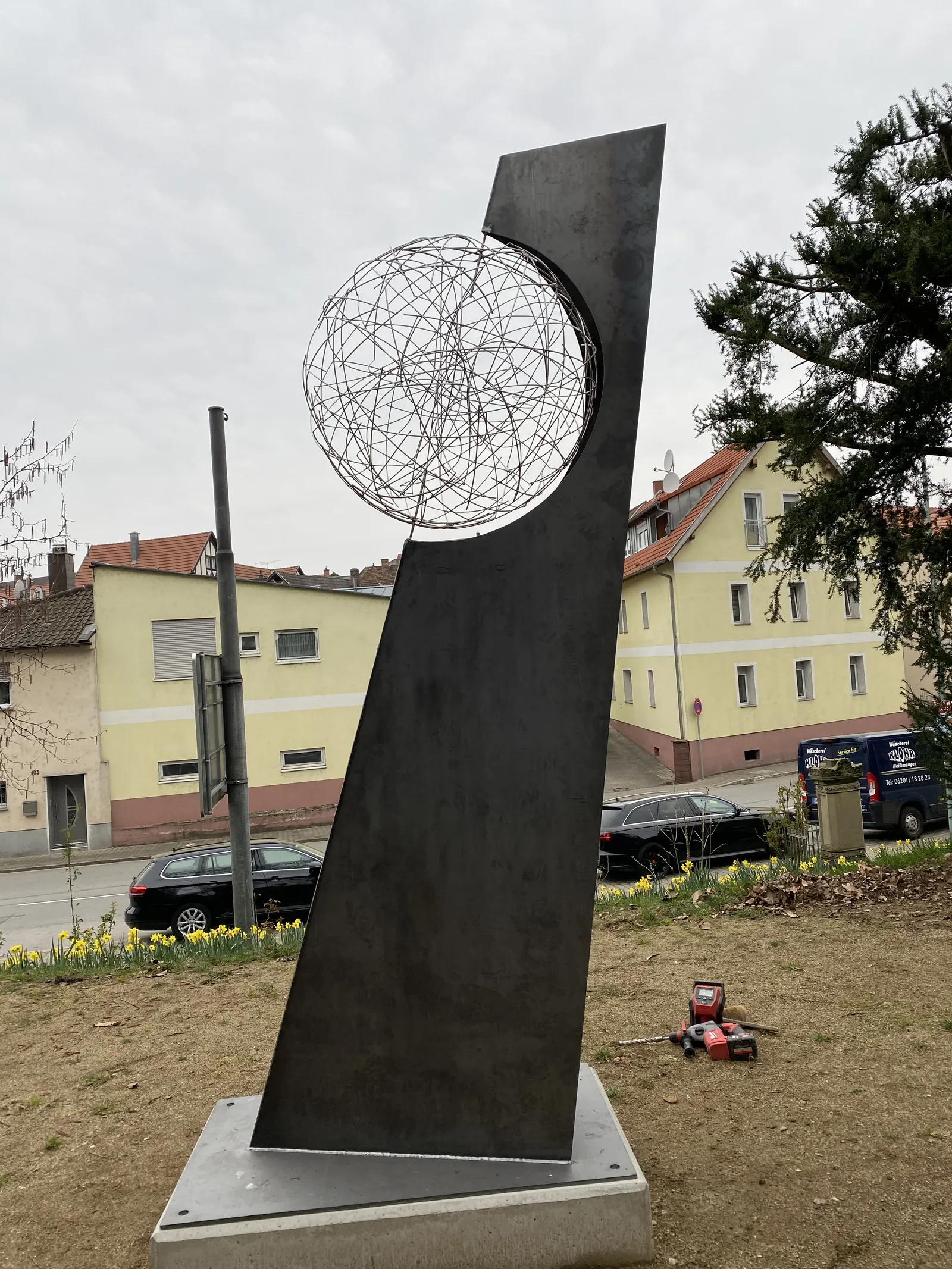 SPHERA – Drahtskulptur von Bildhauerin Stefanie Welk, Kunst im öffentlichen Raum, Stadt Weinheim