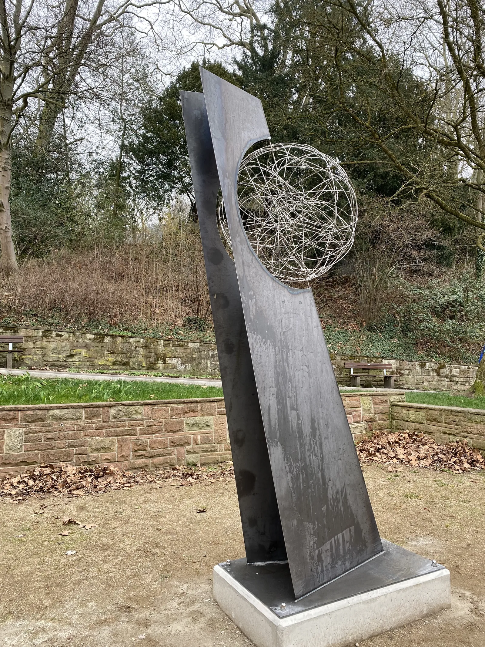 SPHERA – Drahtskulptur von Bildhauerin Stefanie Welk, Kunst im öffentlichen Raum, Stadt Weinheim
