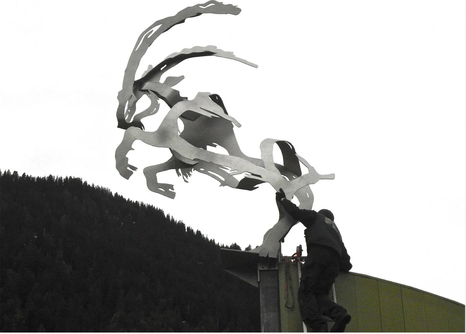 STEINBOCK – Edelstahlskulptur von Bildhauerin Stefanie Welk, Kunst am Bau, Aschera-Park, Schiers (Schweiz)