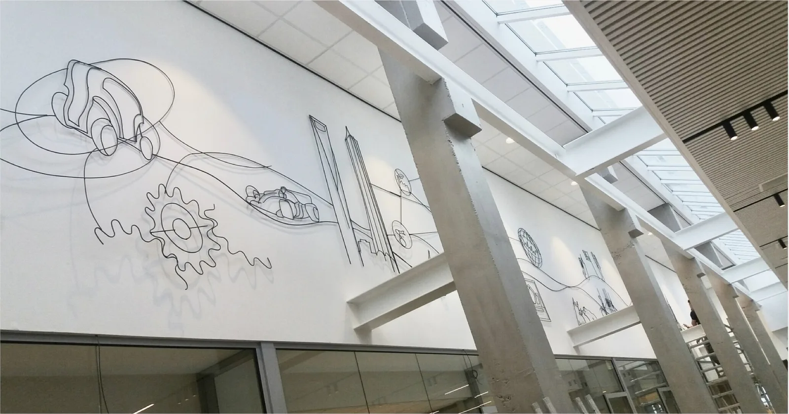 TIMELINES – Drahtskulptur von Bildhauerin Stefanie Welk, Kunst am Bau, Nedschroef Holding