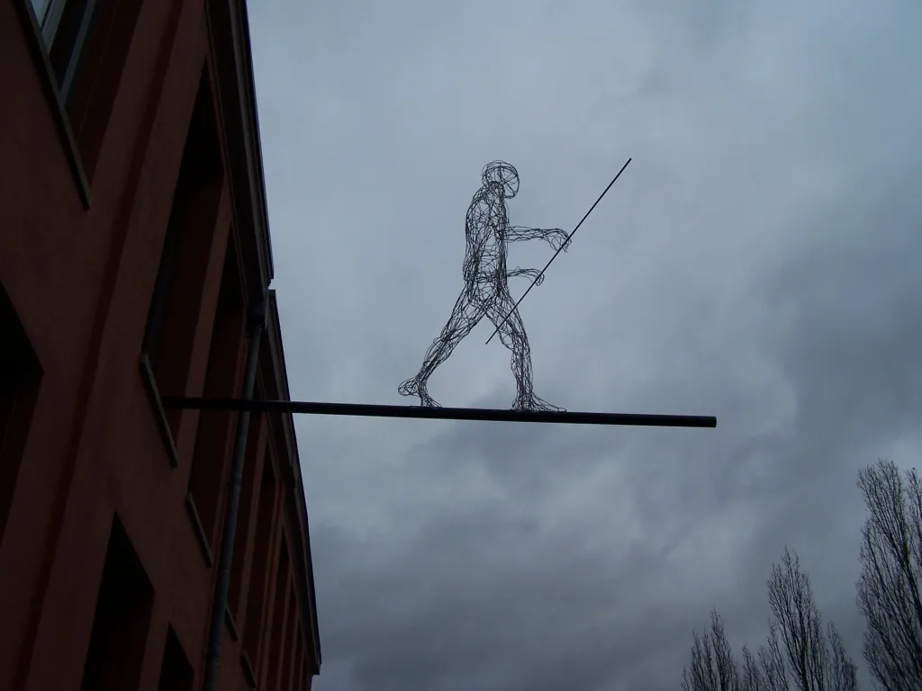 ZEITLÄUFER – Skulptur von Bildhauerin Stefanie Welk, Kunst am Bau, Fabrikmuseum Roth