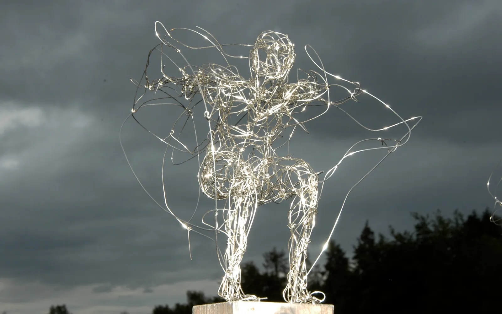 ICH EILE, ICH FLIEGE – Skulptur von Bildhauerin Stefanie Welk, Kunst für den Garten