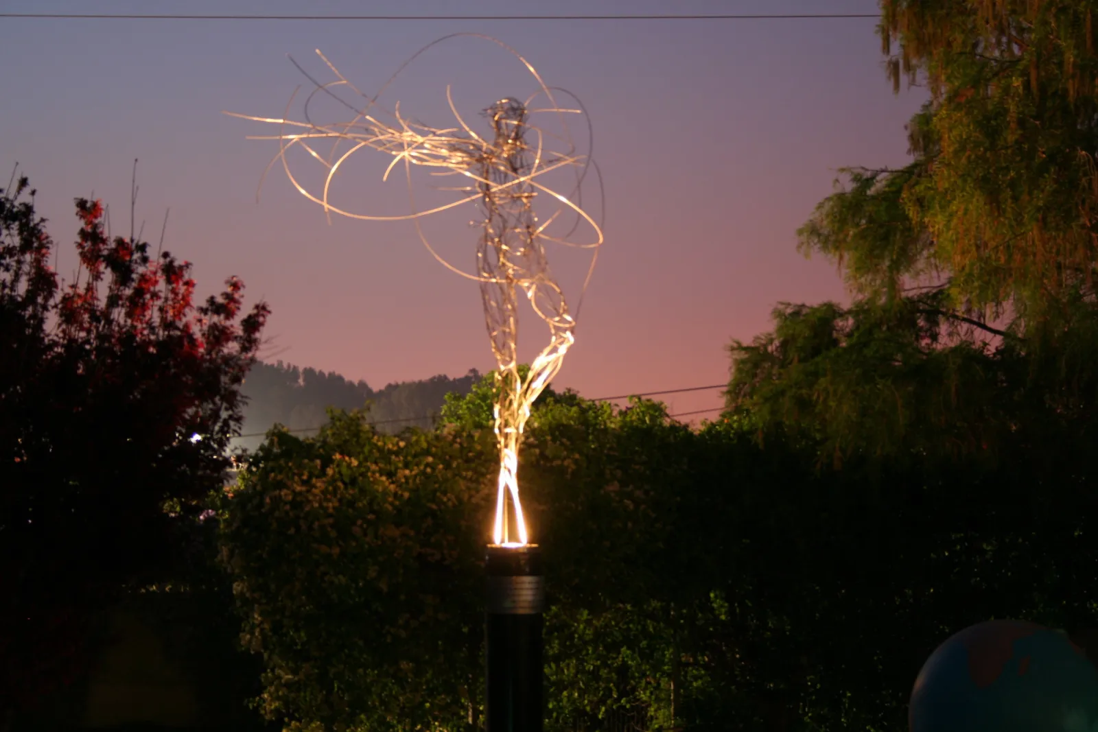 RAUM-TANZ – Drahtskulptur von Bildhauerin Stefanie Welk, Kunst im öffentlichen Raum, Clore Garden of Science, Weizmann-Institut, Rehovot (Israel)