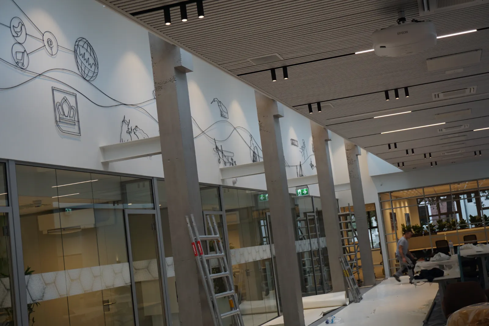 TIMELINES – Drahtskulptur von Bildhauerin Stefanie Welk, Kunst am Bau, Nedschroef Holding