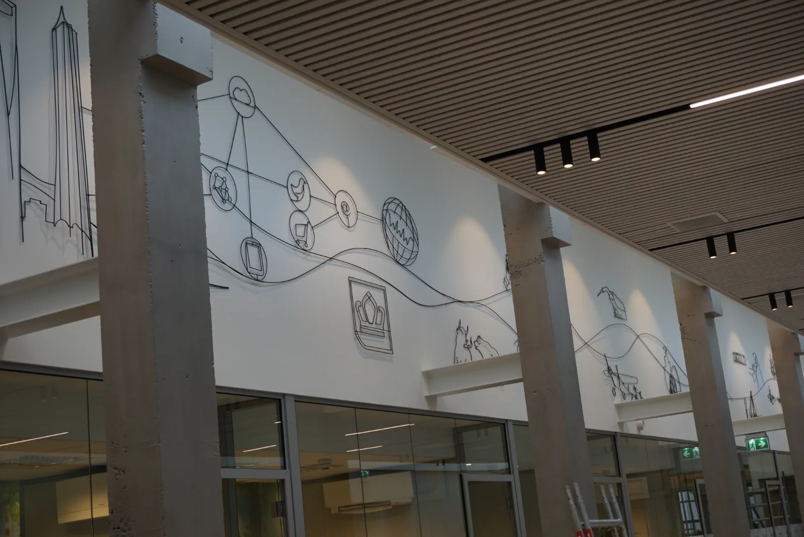 TIMELINES – Drahtskulptur von Bildhauerin Stefanie Welk, Kunst am Bau, Nedschroef Holding