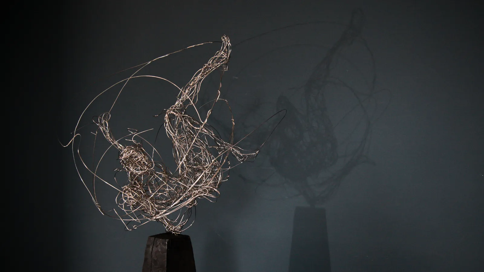 PSYCHONAUT – Drahtskulptur von Bildhauerin Stefanie Welk, Kunst für Wohnraum, Praxisräume und Büro