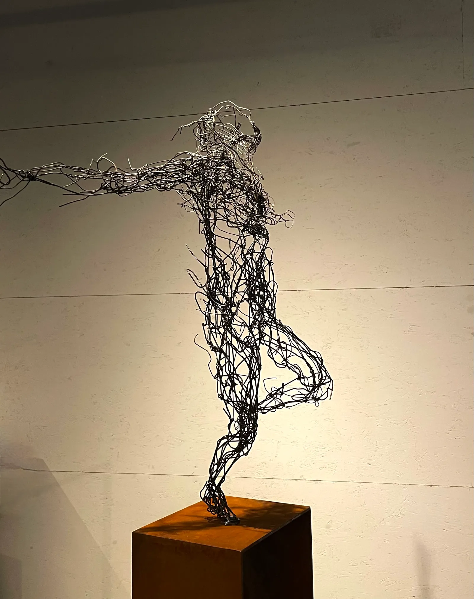 YOU MAY SAY I AM A DREAMER – Drahtskulptur von Bildhauerin Stefanie Welk, Kunst für Wohnraum, Praxisräume und Büro