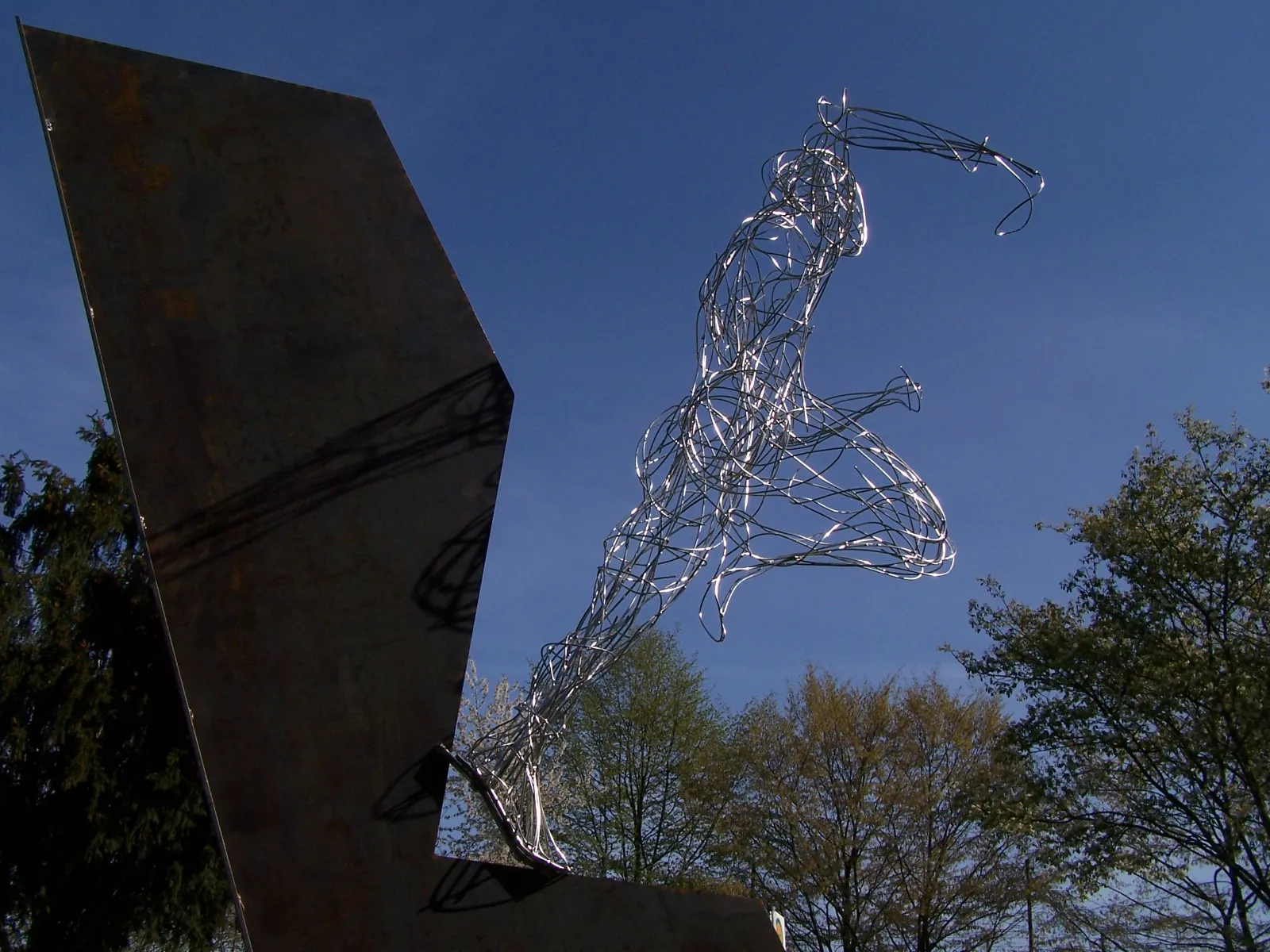OUT OF STEEL – Skulptur von Bildhauerin Stefanie Welk, Kunst für Unternehmen, AOK Systems, Bonn