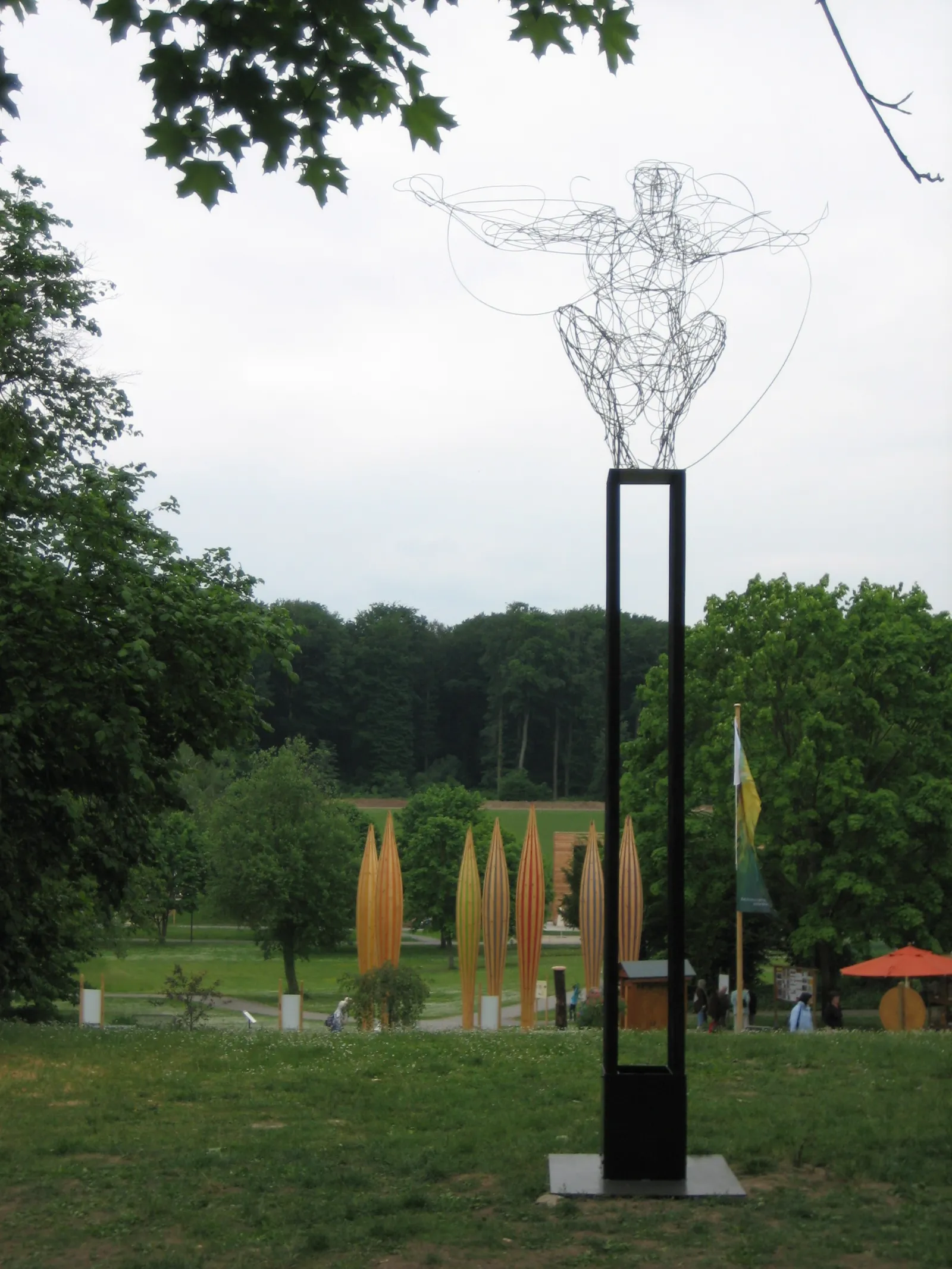 ÄOLUS – Drahtskulptur von Bildhauerin Stefanie Welk, Kunst im öffentlichen Raum