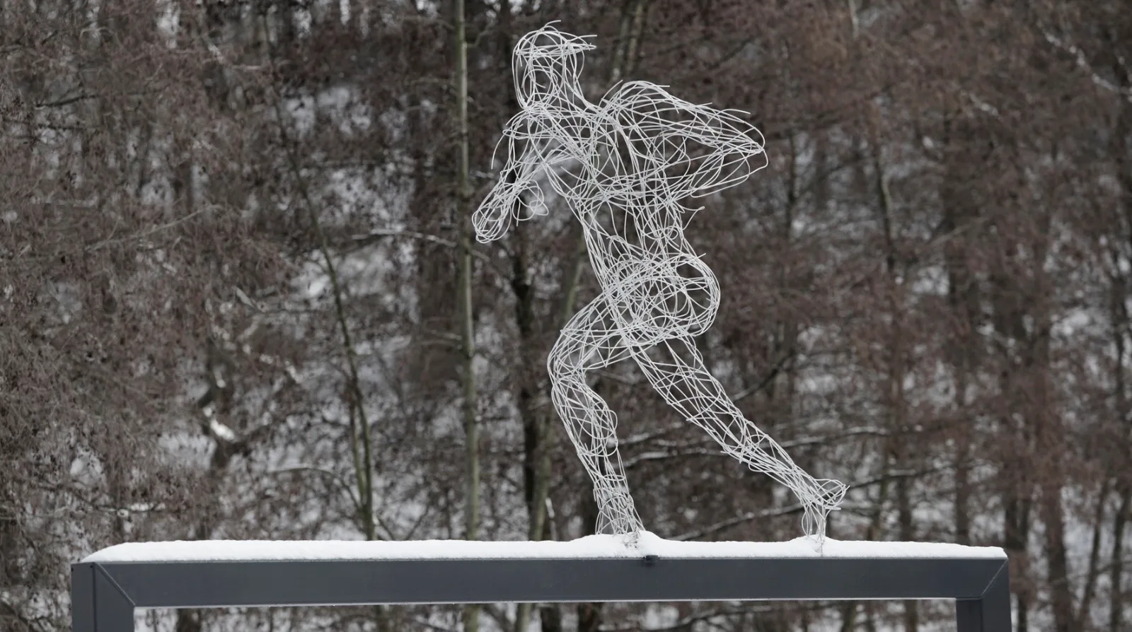 LÄUFER – Skulptur von Bildhauerin Stefanie Welk, Kunst im öffentlichen Raum, Baar / Iserlohn