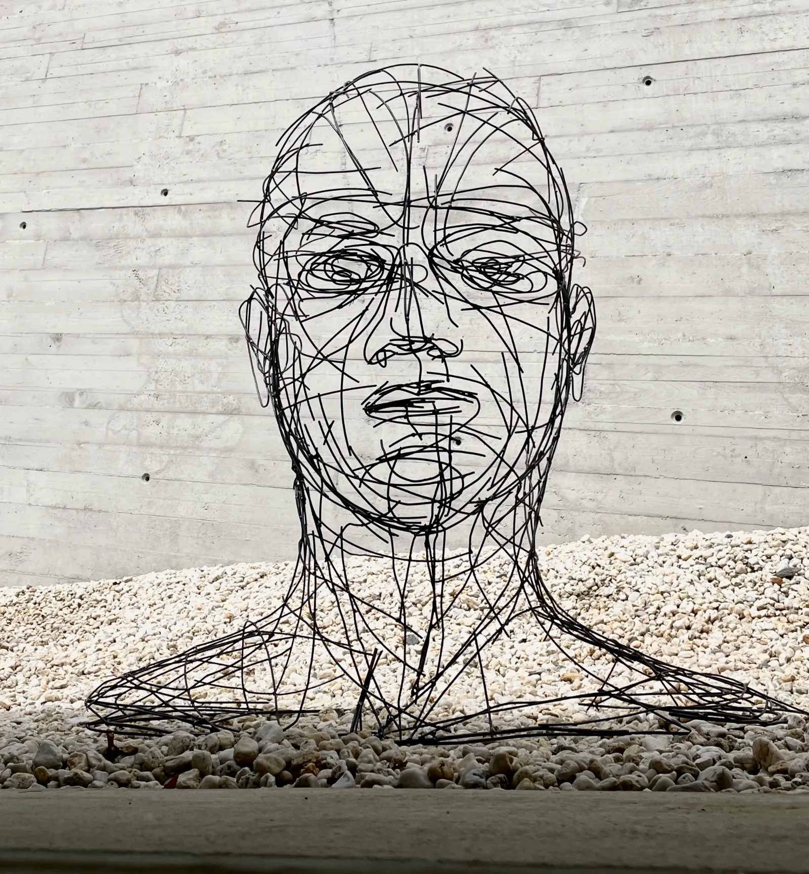 KOPF – Kopf aus Draht: Drahtskulptur von Bildhauerin Stefanie Welk, Kunst für den Garten